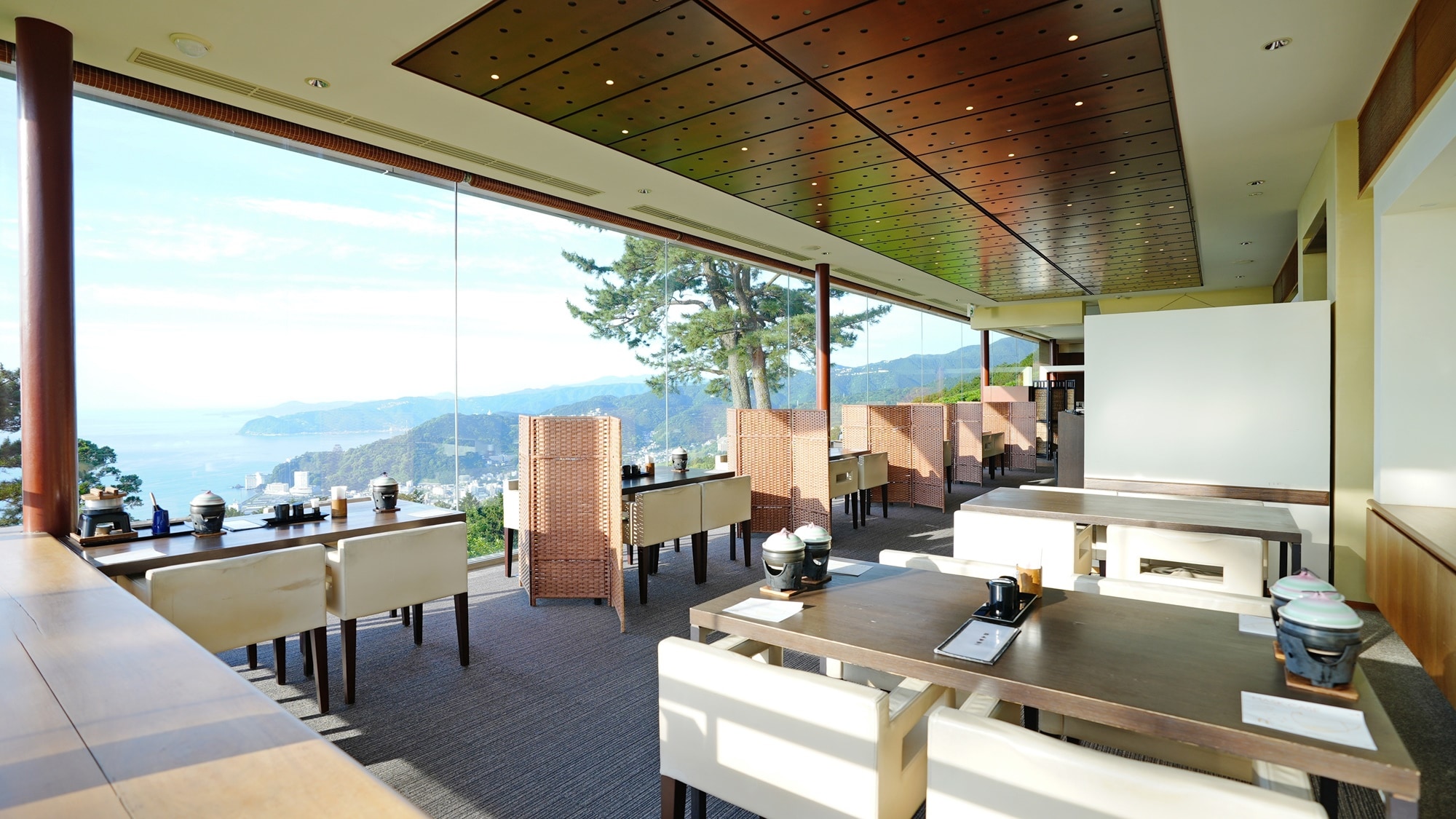 Panoramic restaurant "Hyakusan Saryo" / Produced by Akasaka's traditional restaurant "Akasakatan-tei", you can enjoy elegant dinner and breakfast with a magnificent view.