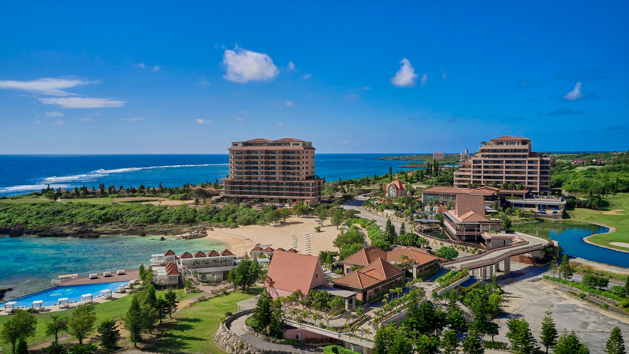 [Hotel exterior] Located on the southern coast of Miyako Island, right in front of Shigira Beach, the symbol of the resort