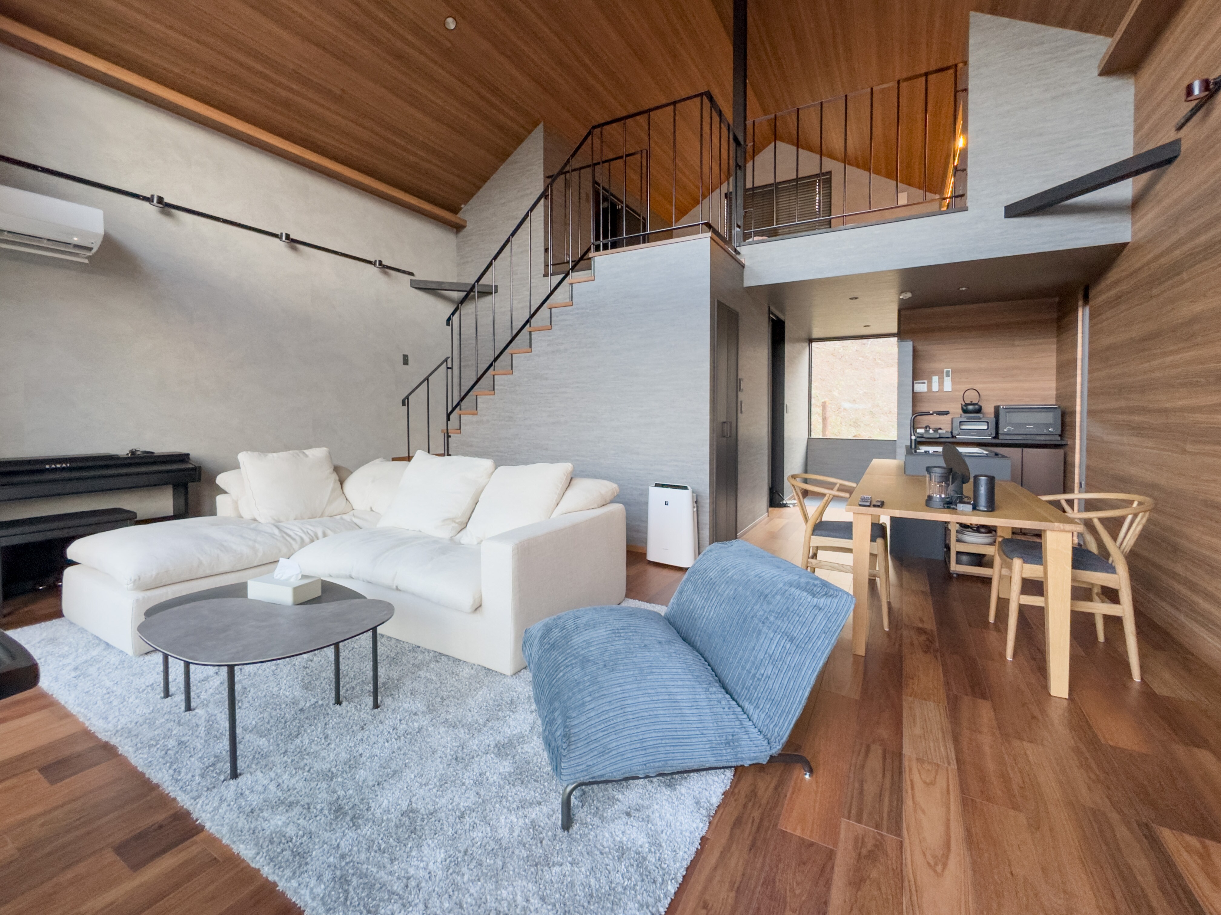 THE MOMENT - Interior image