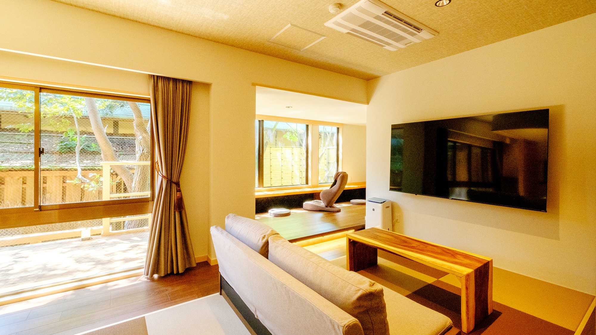 [Bizen 8 - Courtyard Twin] Một không gian yên bình nơi ánh sáng mặt trời xuyên qua những tán cây chiếu nhẹ nhàng qua những ô cửa sổ lớn