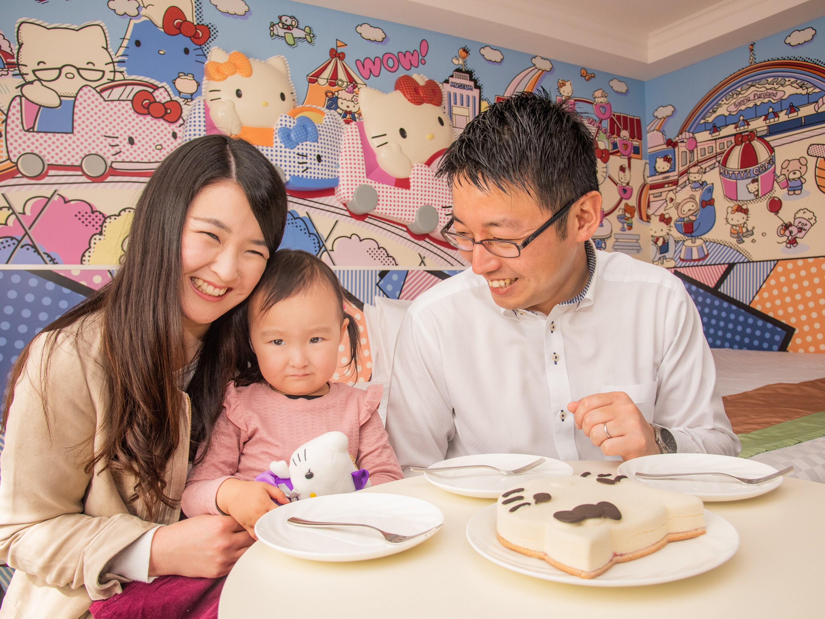 เด็กๆ สามารถใช้เวลากับรอยยิ้มในห้องป๊อปอัพที่มี Hello Kitty และ Otomodachi วาดบนพวกเขา