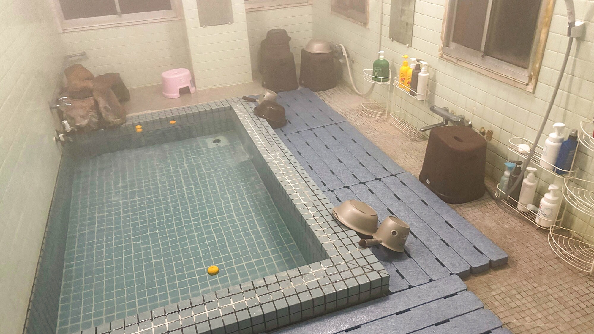 ・[Large bath] A bath with a view that allows you to see the sea when you open the window.