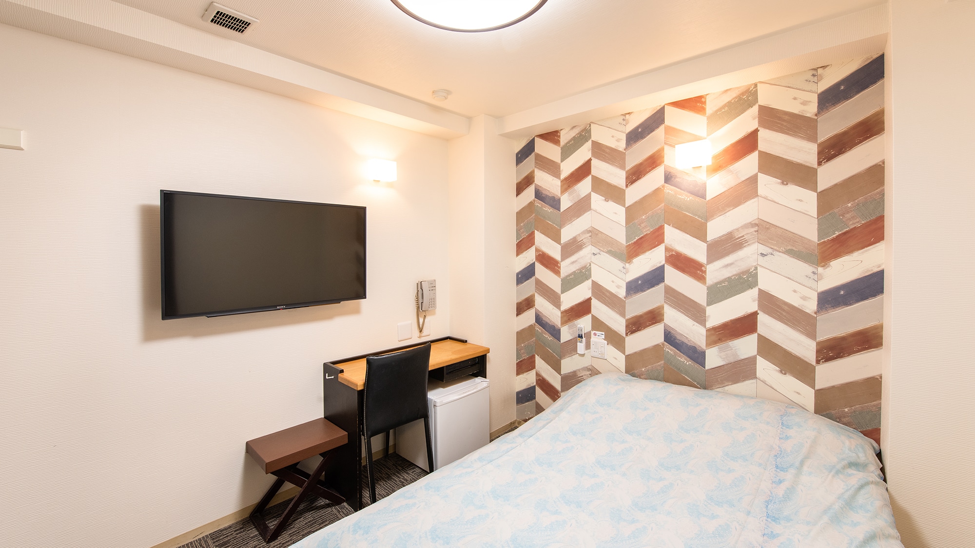 Cute room with a woody feel, separate bathroom and toilet