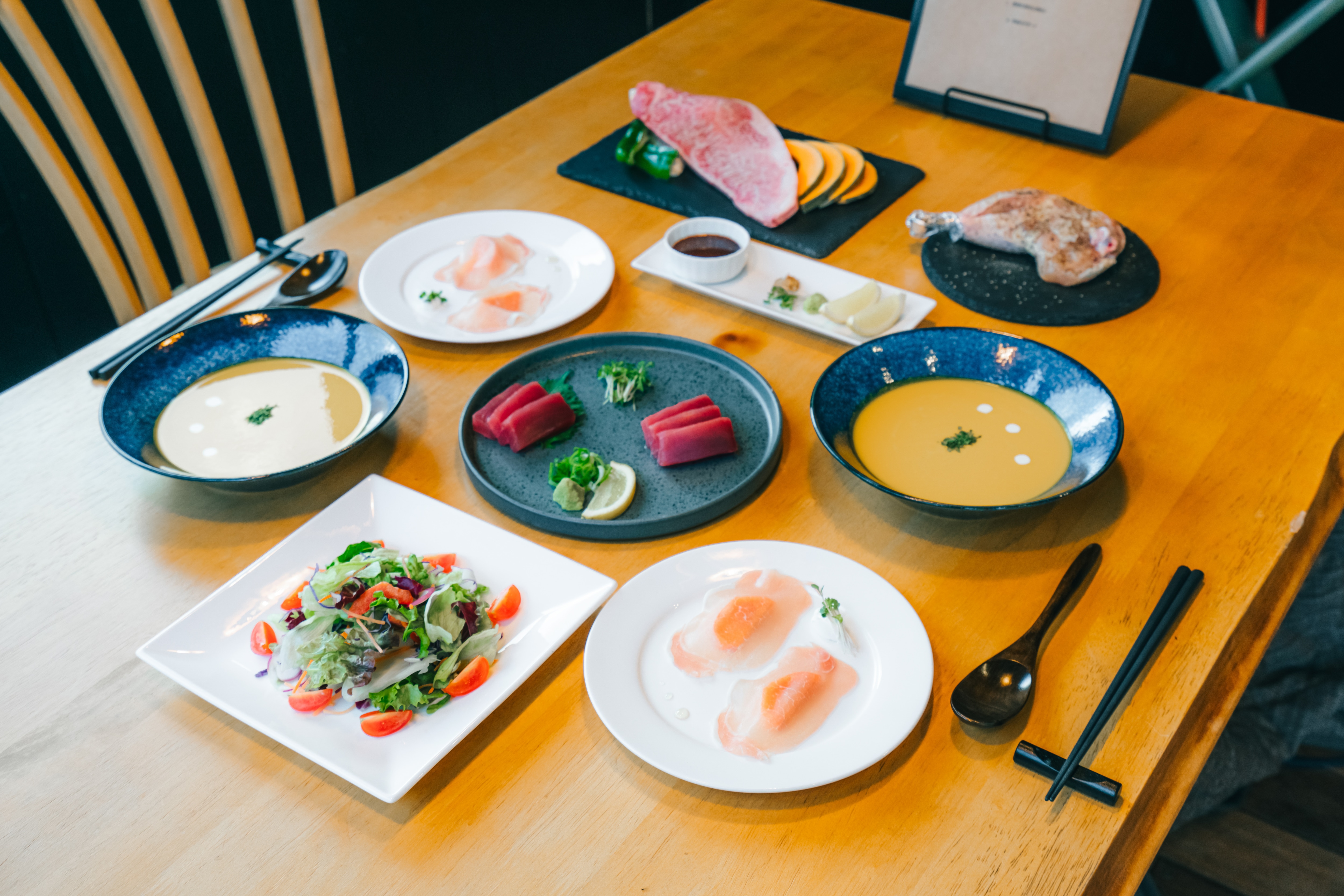一晚/半膳方案晚餐：愛媛引以為傲的海鮮和肉類菜餚（伊予牛肉）