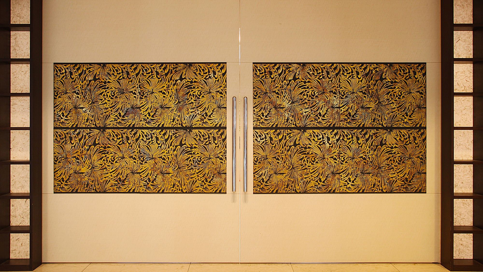 ◆ The works of Ikazaki Gilding Washi are all over the hall. This is the entrance door to the hall next to the front