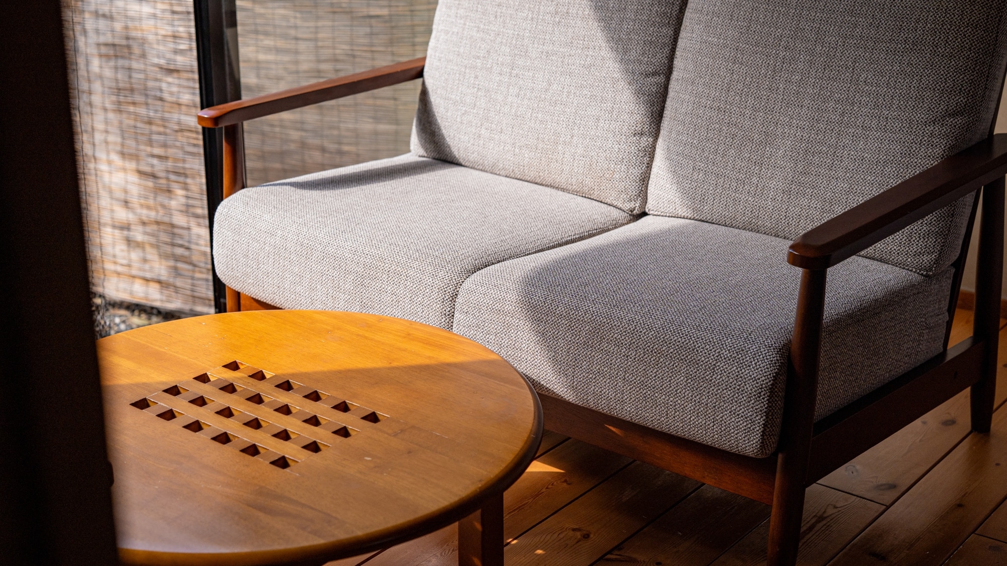 【独立式12榻榻米日式房间】阳光透过树木洒在阳台上。温暖舒适的家具让您旅途的疲惫烟消云散。