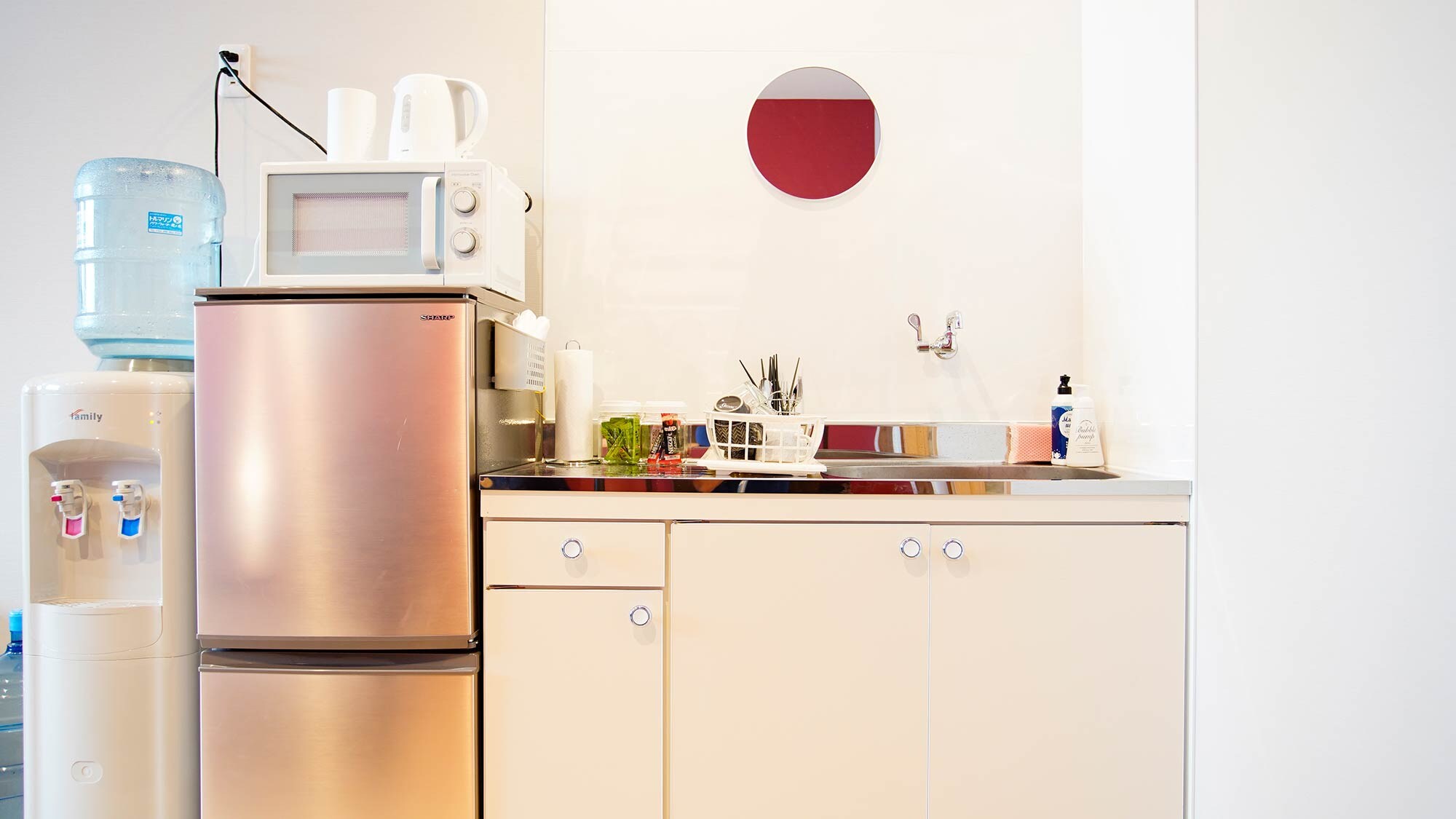 ・[101] Water server / refrigerator / microwave / kitchen (no cooking appliances)