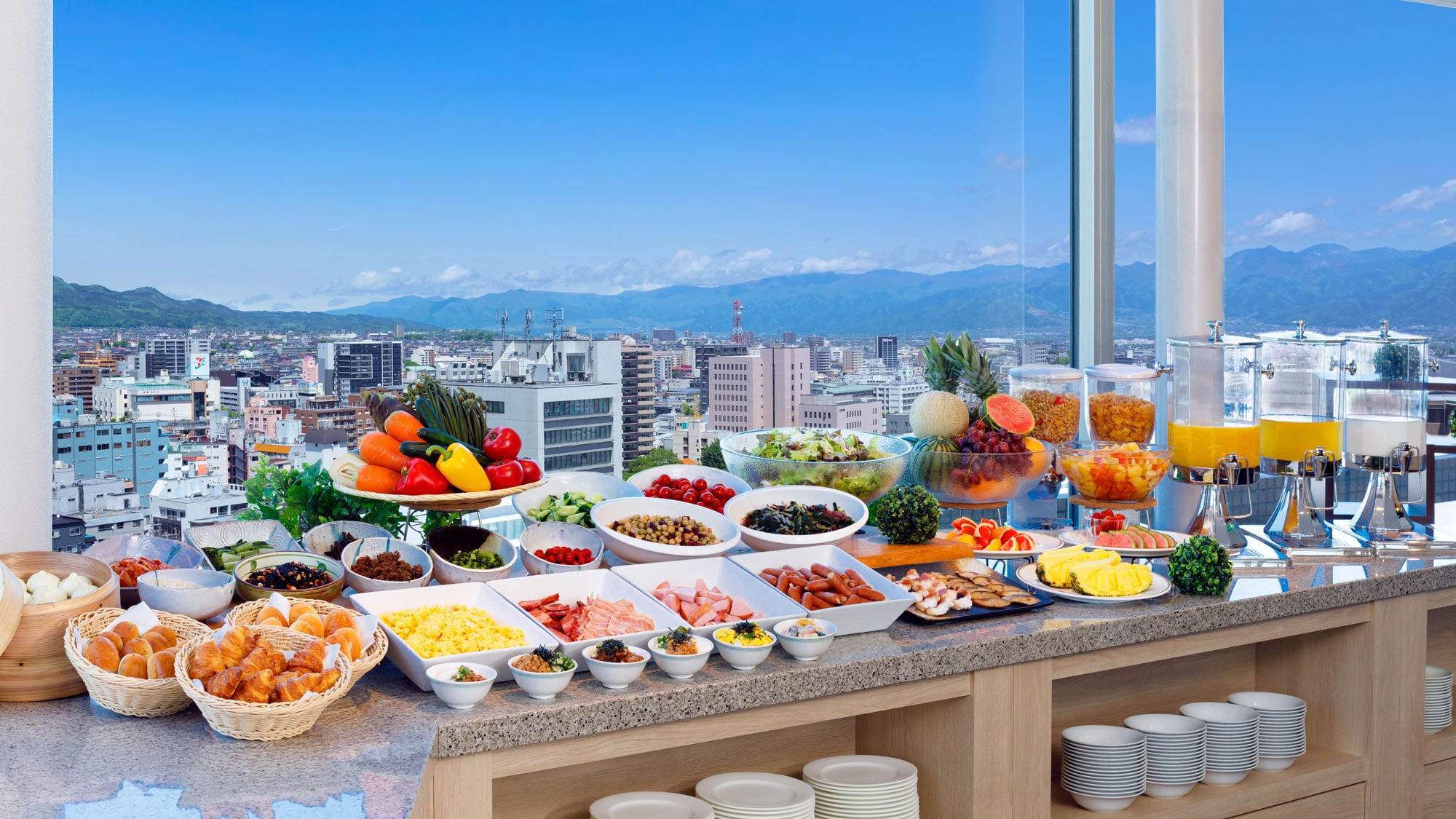 【自助早餐】在16楼的Sky Restaurant Hakuba享用早餐，欣赏信州美景。