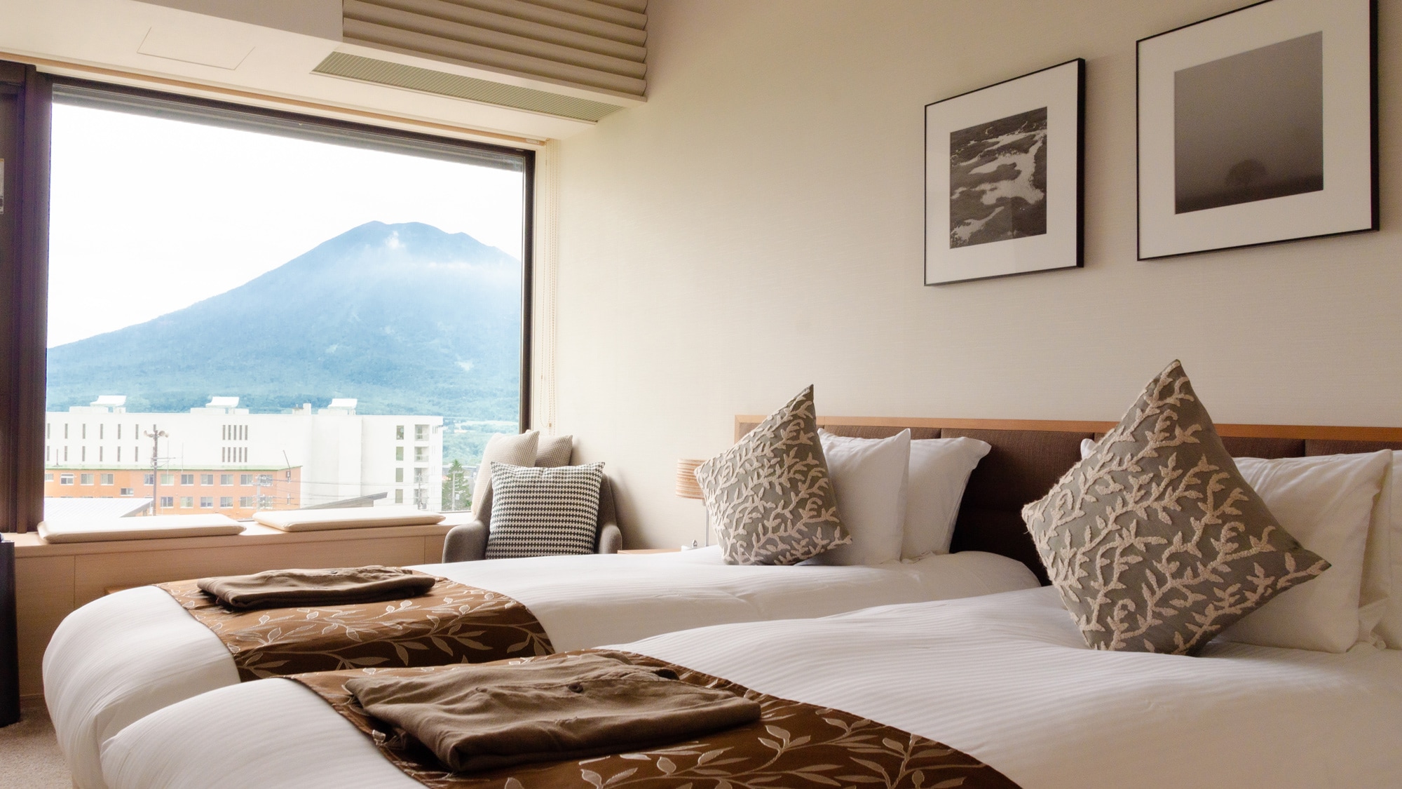 Bedroom (bed type can be selected from twin and double)