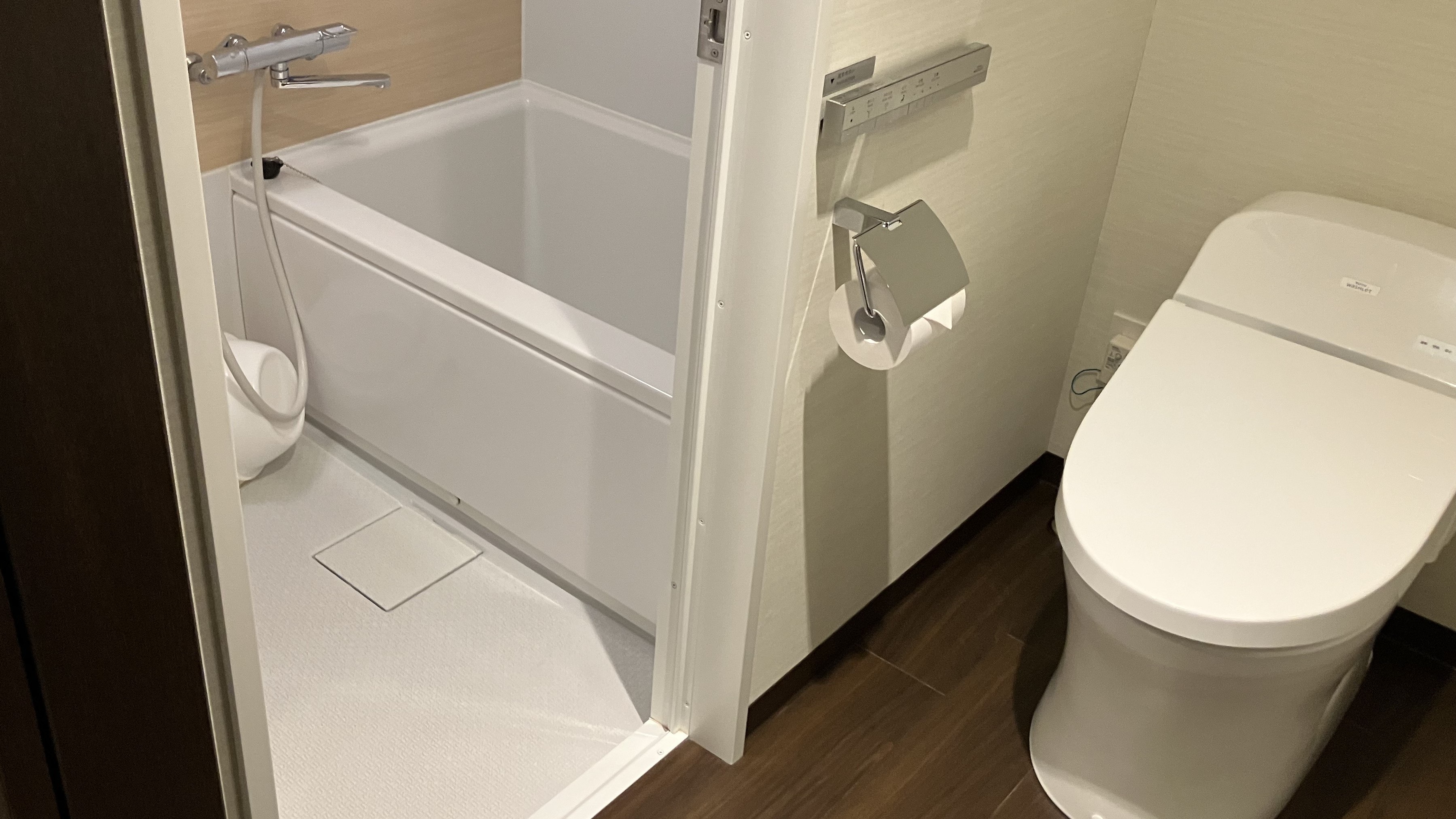 [Bathroom] Separate bath and toilet for a relaxing stay♪