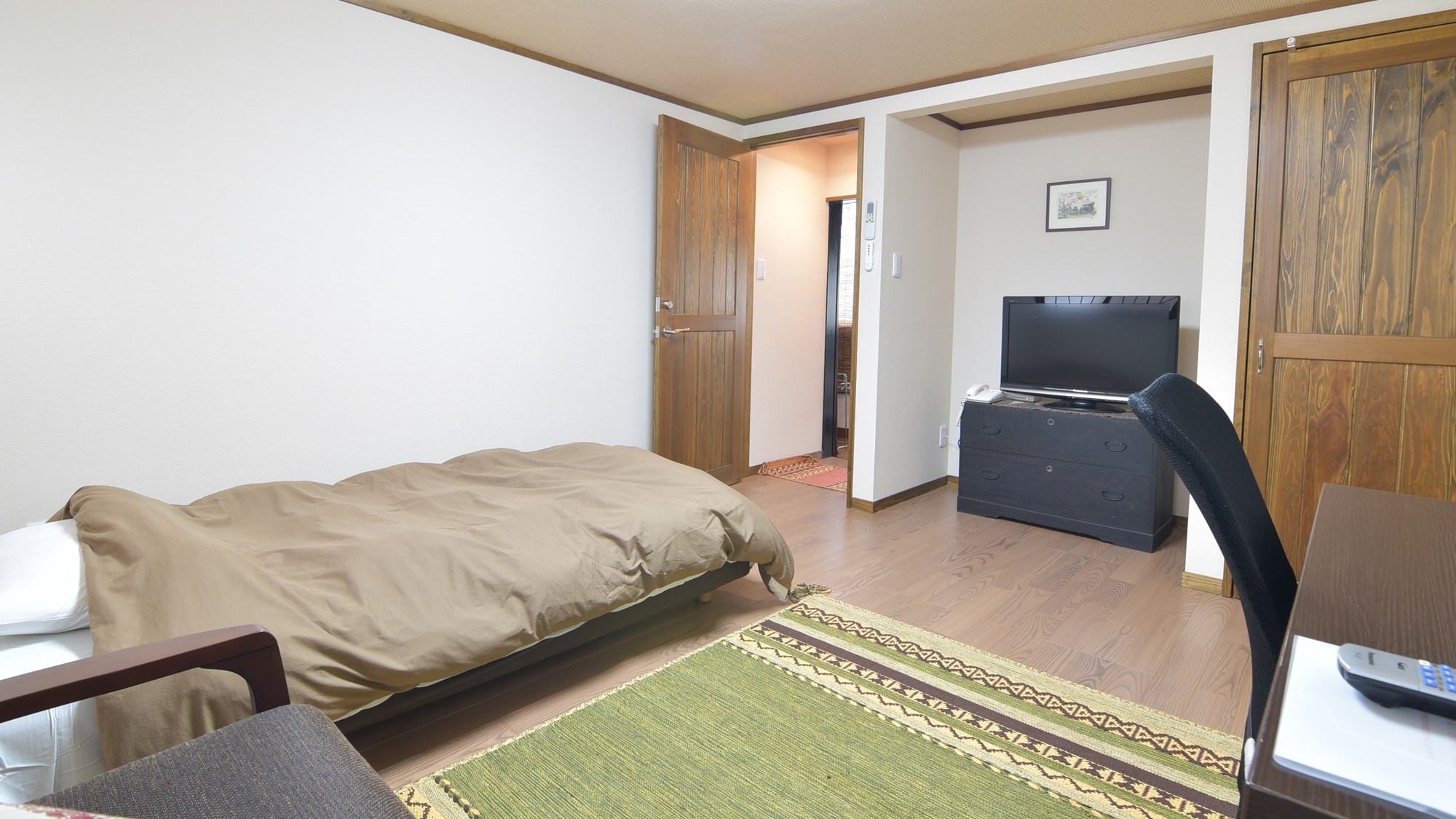 * [Example of room] Western-style single room The room that was originally a Japanese-style room has been renovated to a Western-style room that is easy to feel comfortable with.