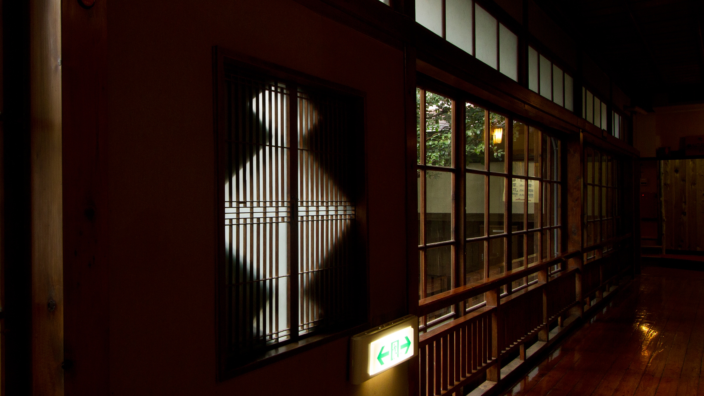 [Facility] Windows with a pattern called Shokawabishi