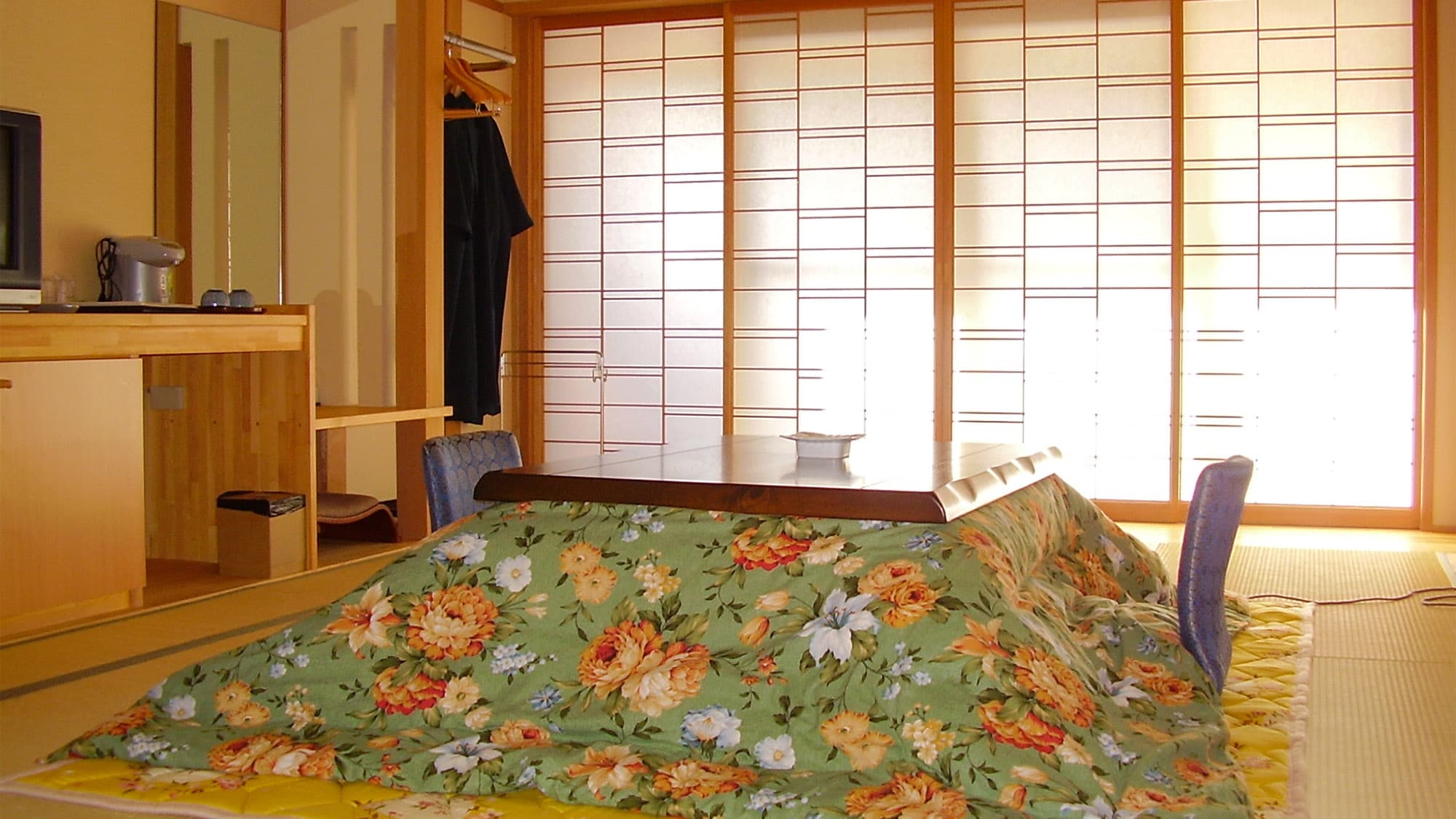 ・＜Japanese-style room＞Kotatsu will be provided during the cold season.