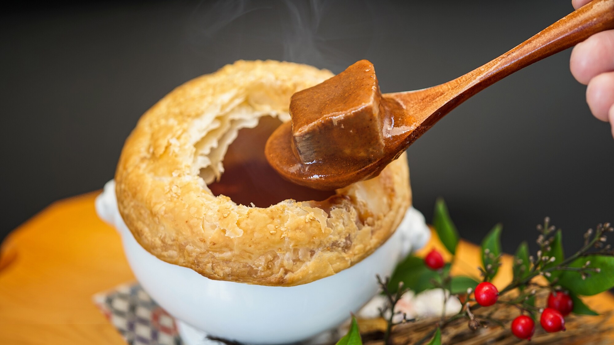 [Hot pie] A popular menu item at our hotel! The stew that changes with the seasons goes perfectly with the crispy pie.