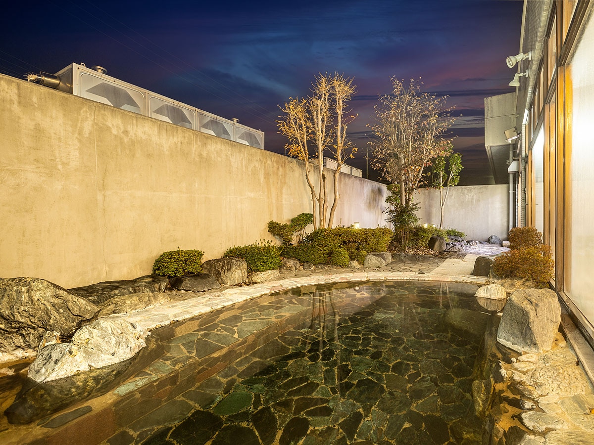 Women's open-air bath (night)