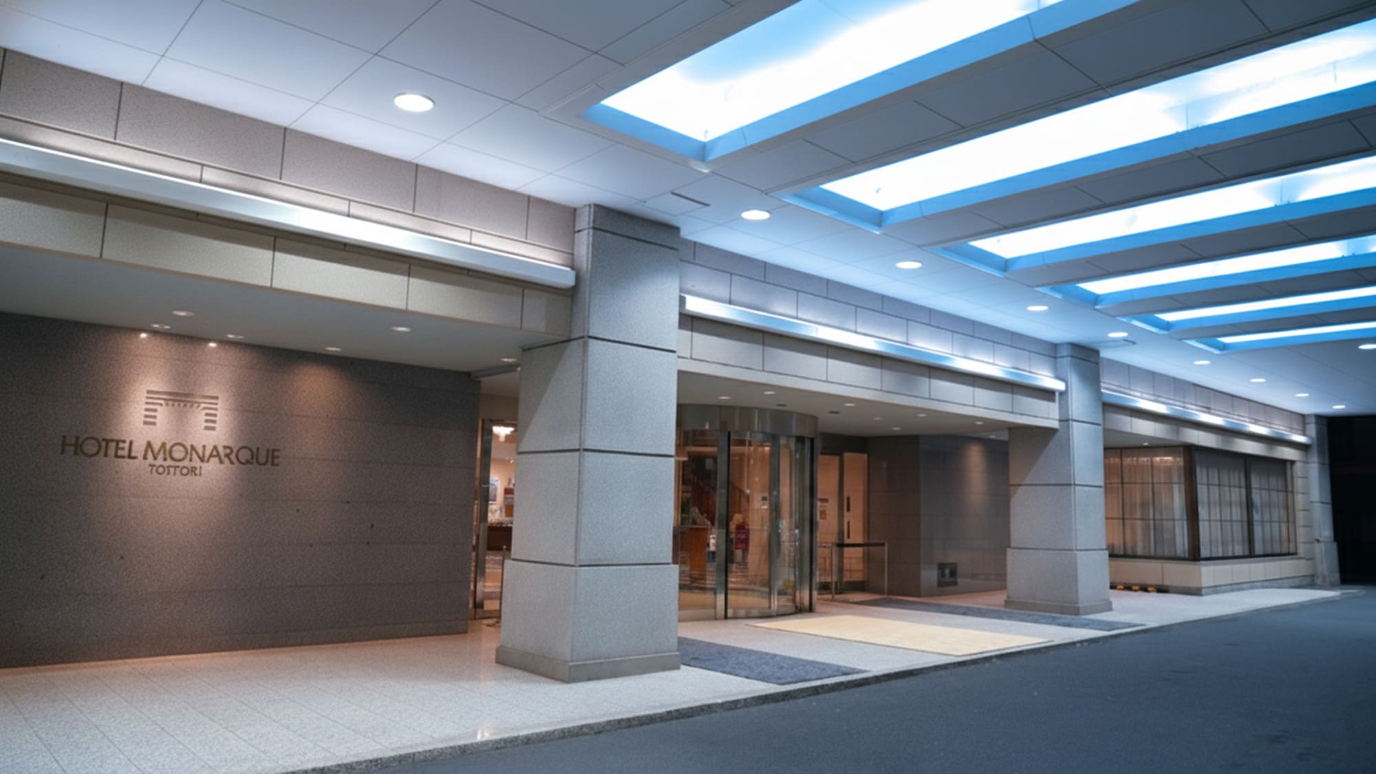 *[Front of the exterior] You can drive right up to the hotel entrance. Covered bicycle parking is available, perfect for bikers.