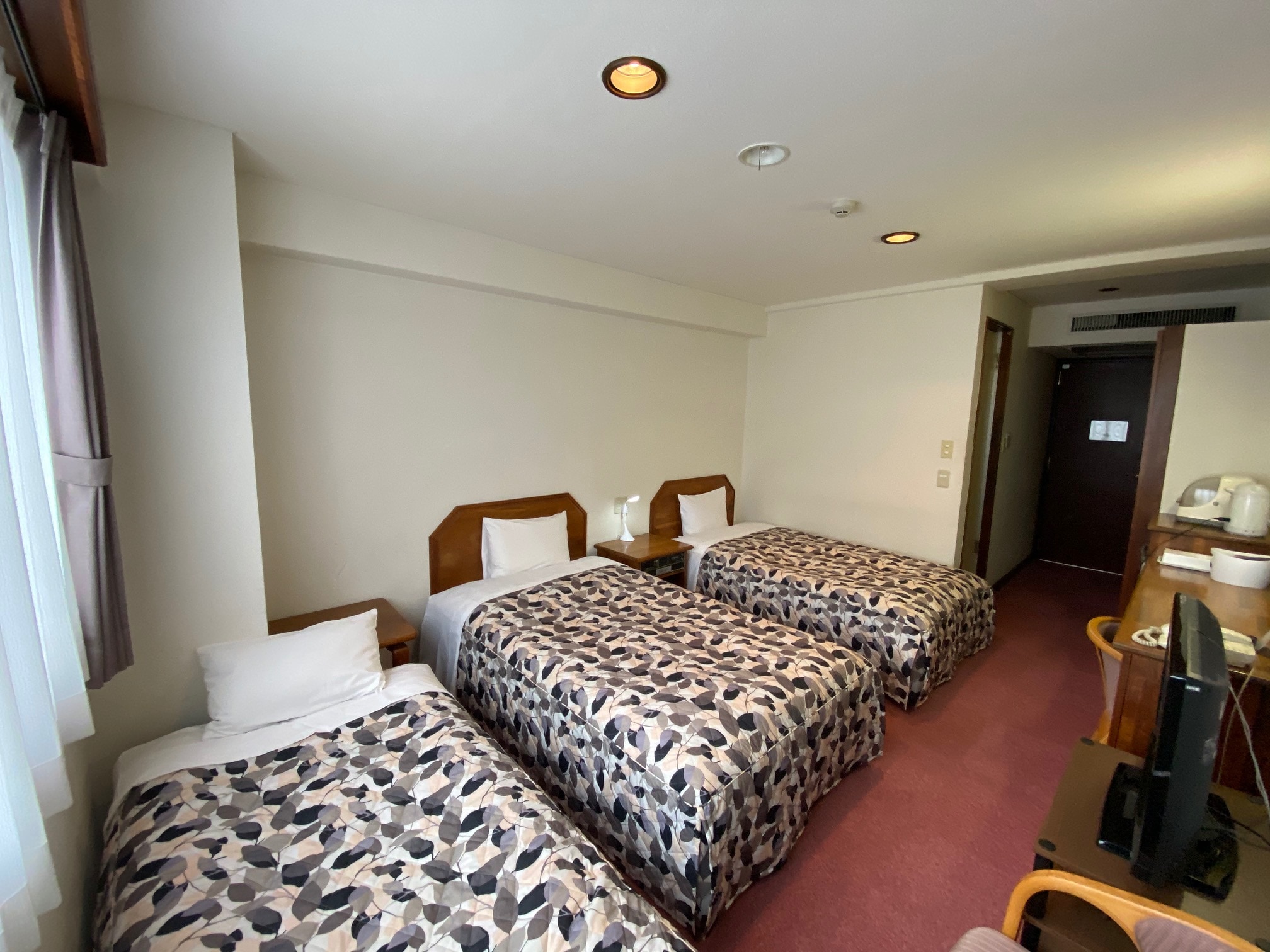 Triple room (24 sqm) "Non-smoking room" or "Smoking room" (taken from the window side)