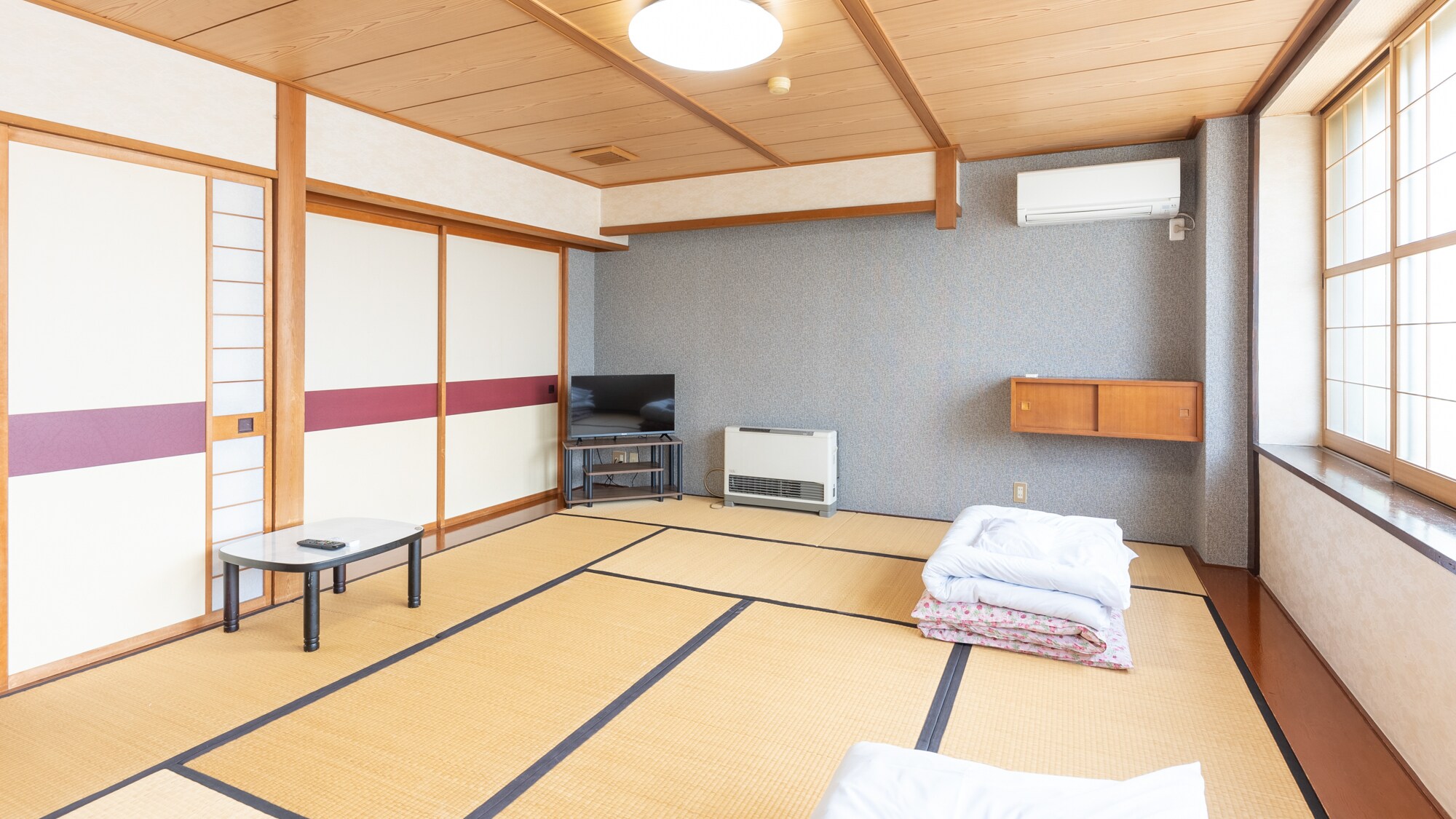 [Smoking] Japanese-style room for 1-7 people (shared bathroom and toilet)