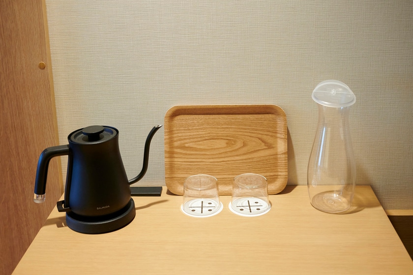 [Guest room amenities] Kettle + water bottle