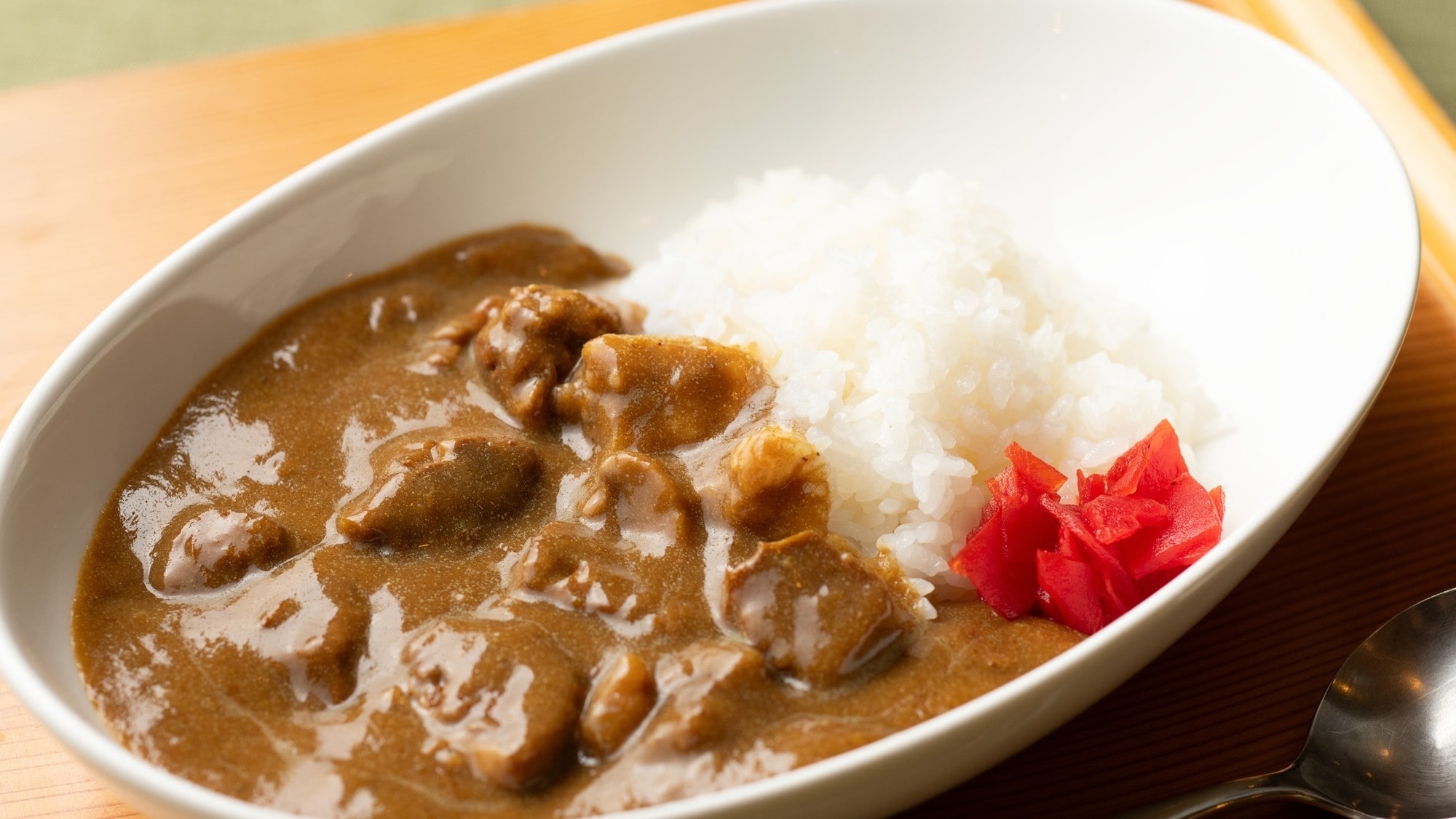 【早餐】前泽牛肉咖喱，选用绪方牛胜牛肉制作。