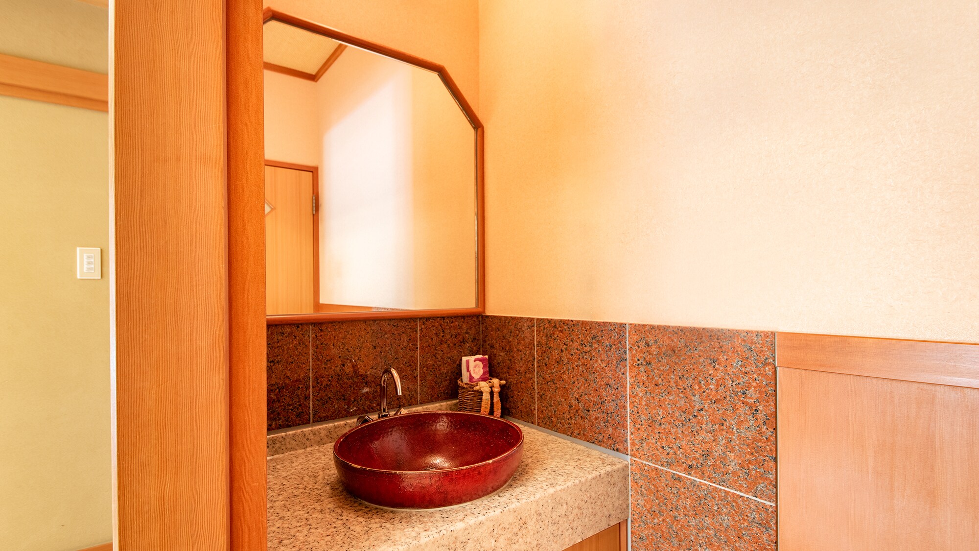 *Contoh kamar tamu / Setiap kamar dilengkapi dengan wastafel