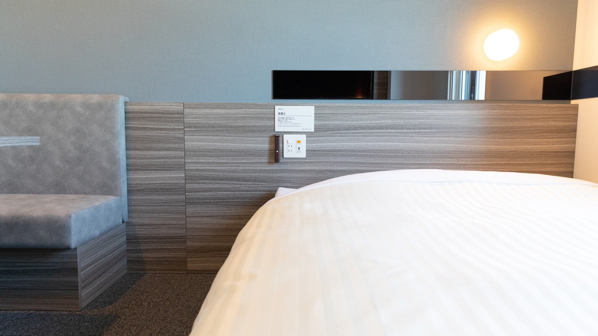 Bạn có thể thư giãn trên chiếc giường rộng rãi.