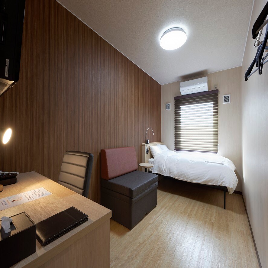 Kamar Single 14 meter persegi, lebar tempat tidur 120 cm (pagi)
