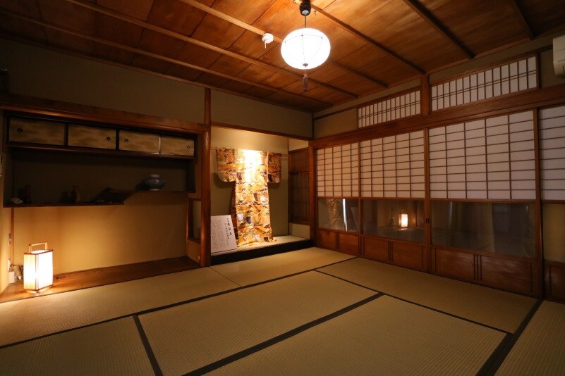 Up to 6 futons can be prepared in the bedroom at the back of the 2nd floor.