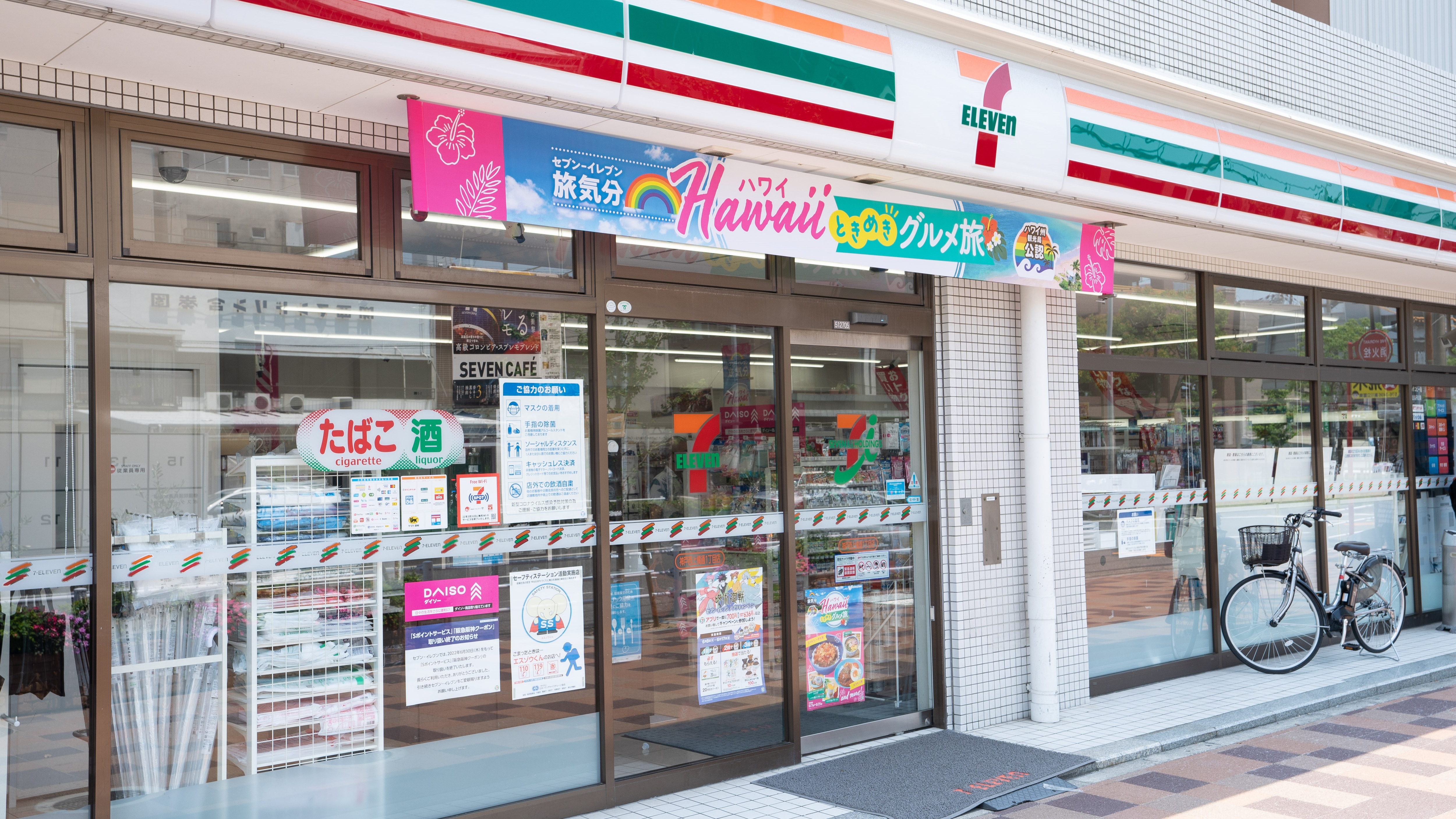 酒店一樓有便利店。入口步行5秒！