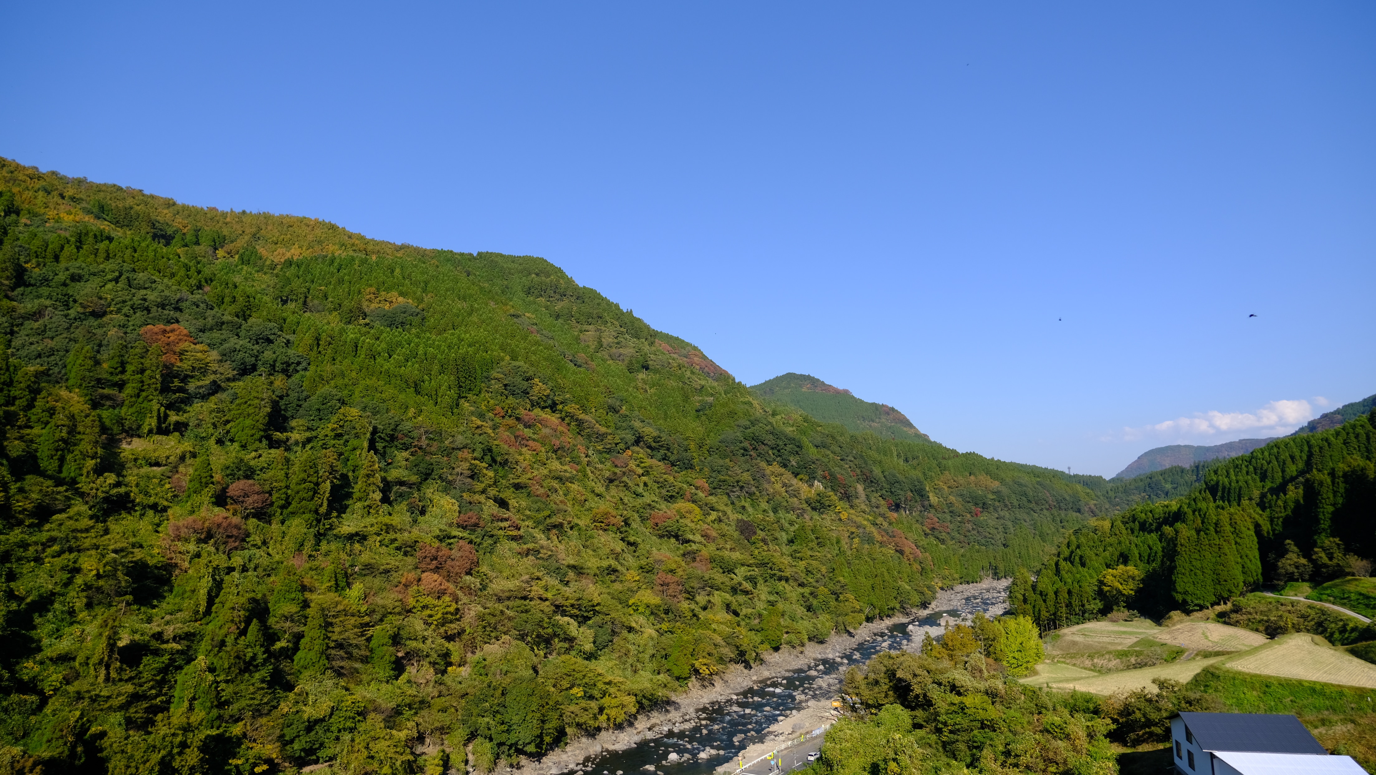 Ini adalah pemandangan dari kamar tamu yang menghadap gunung di Miharashi no Yado Fronten.