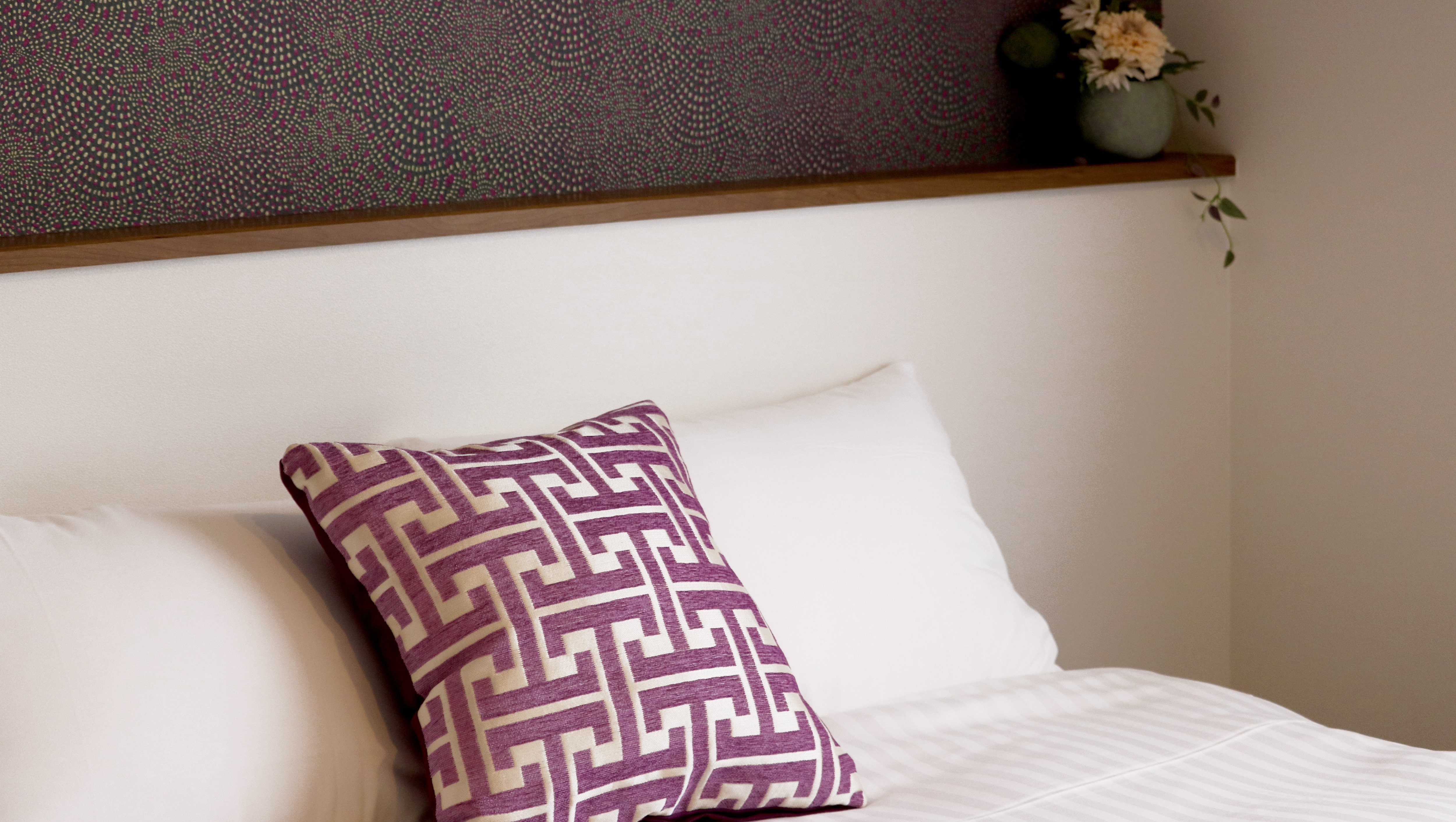 1 double bed (size: 140cm & times; 210cm)