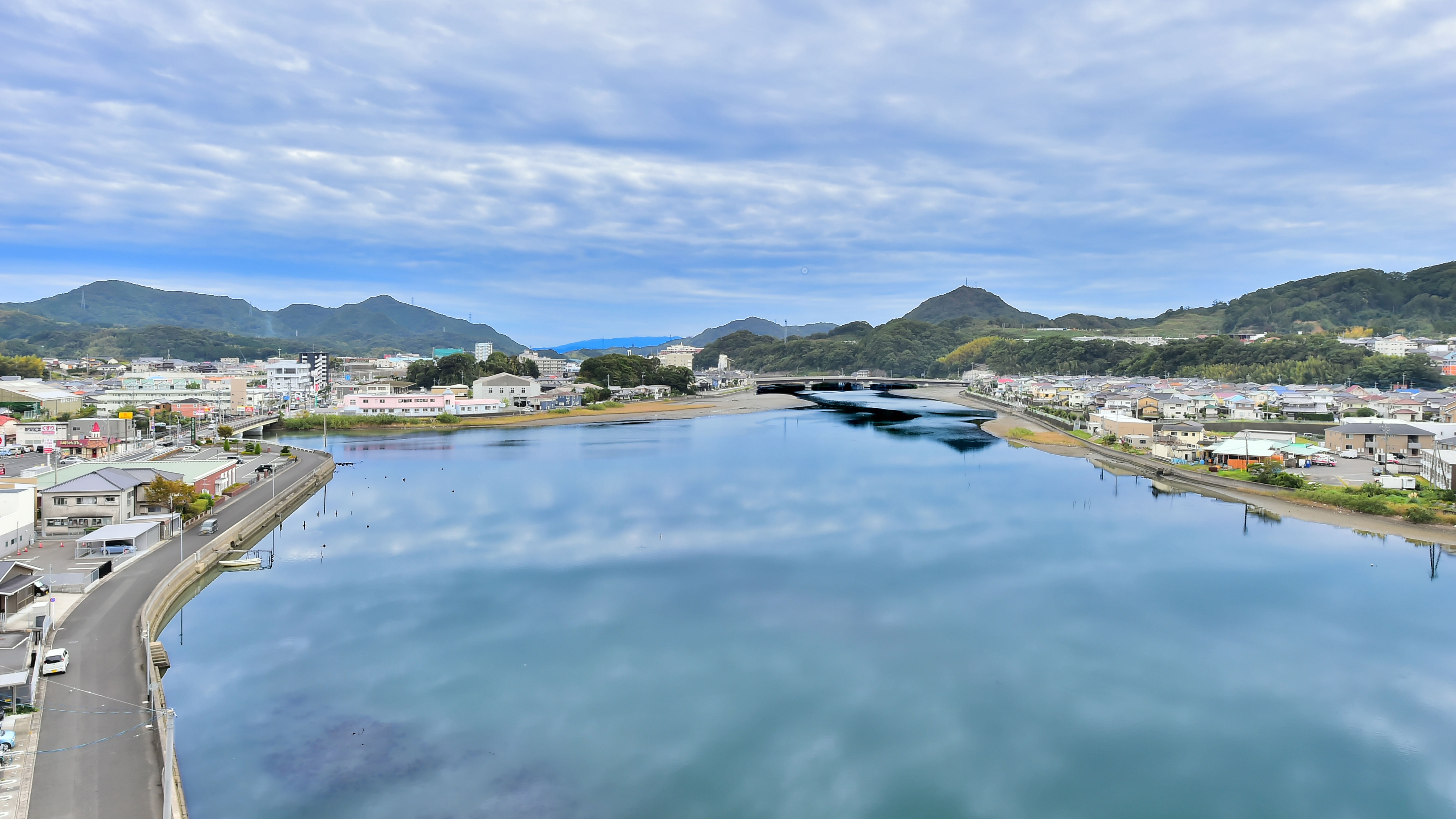 The large Sasebo River flows next to the hotel.
