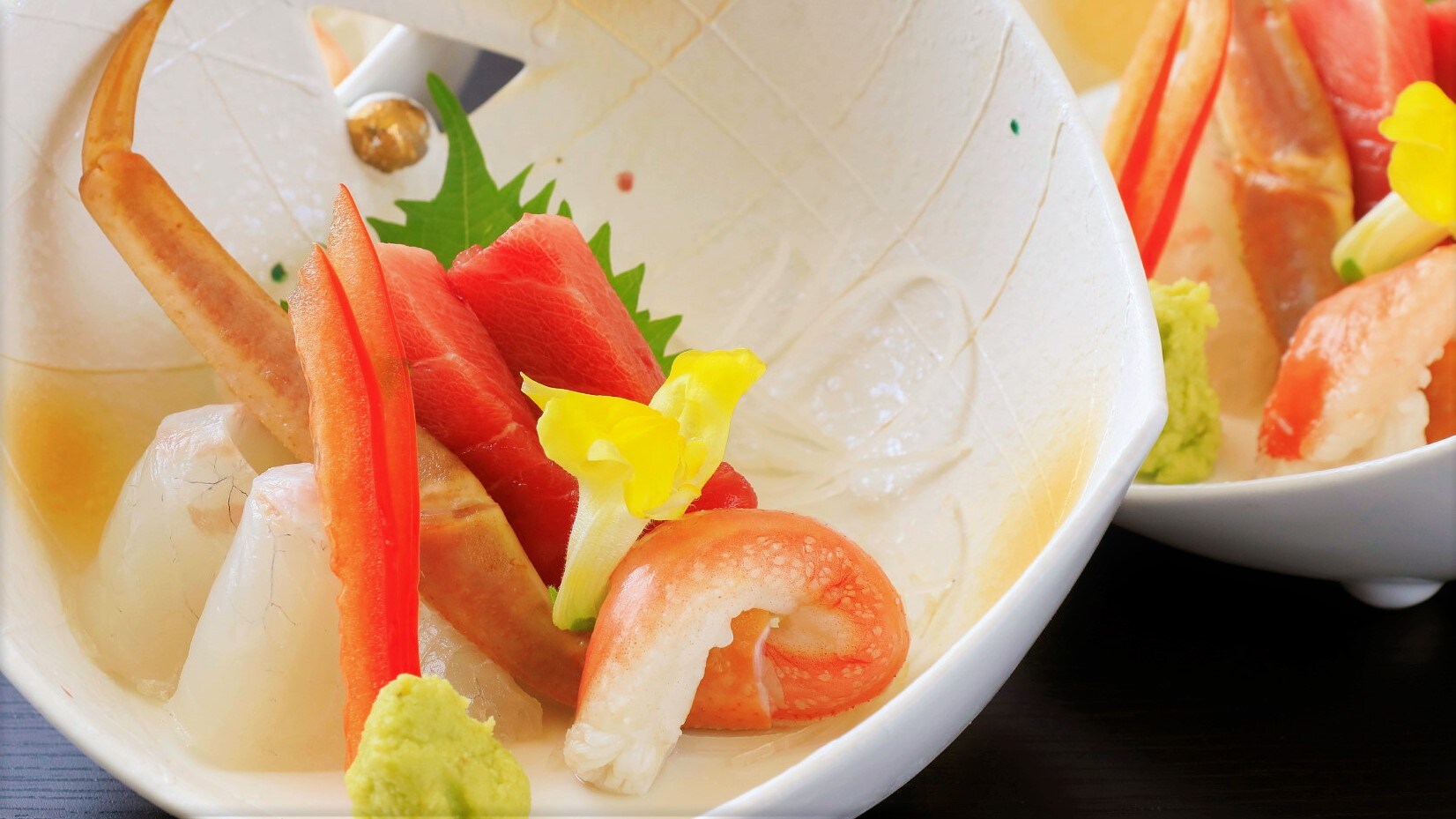 享用螃蟹刺身。