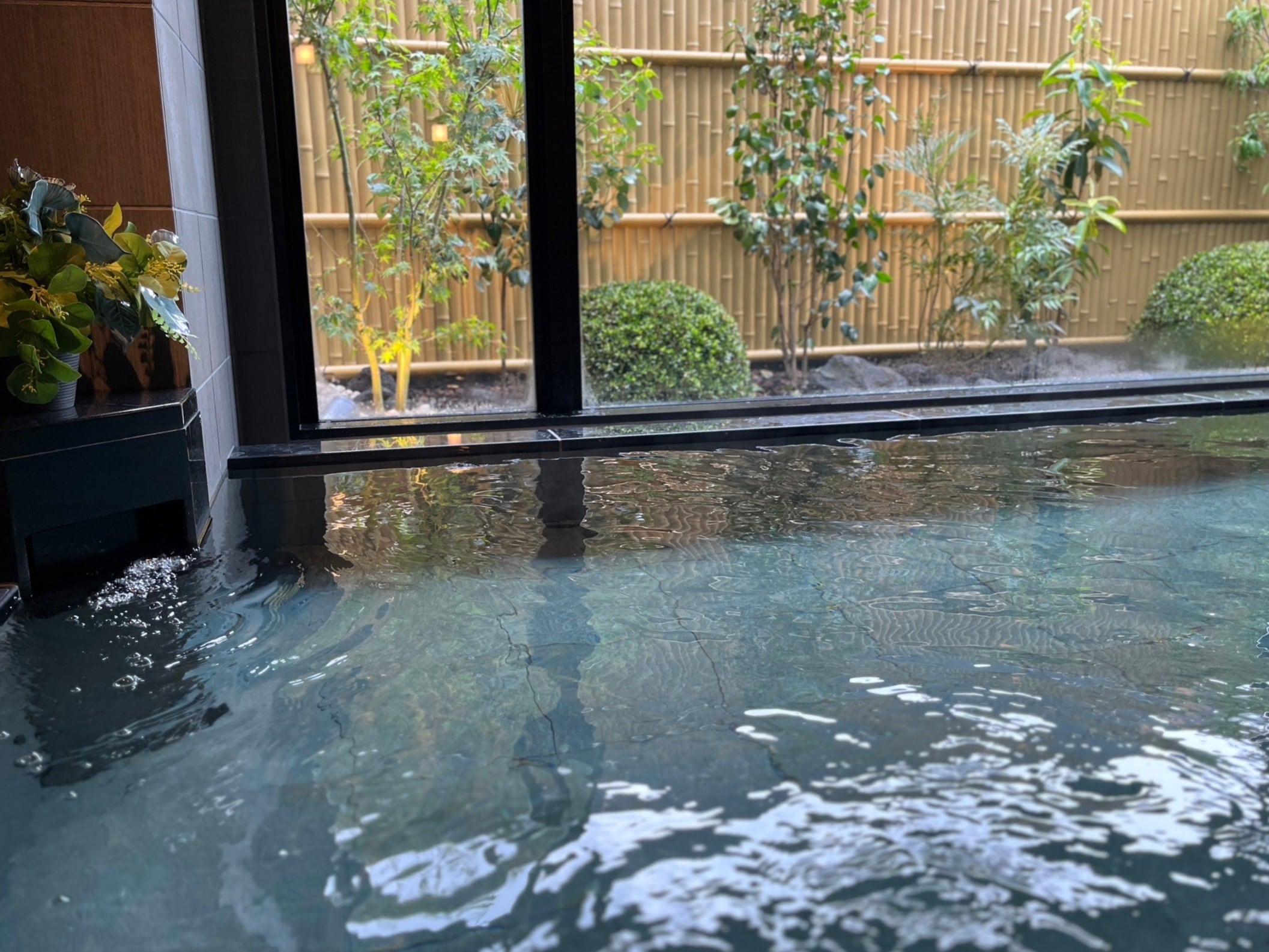 Large natural hot spring bath ~Traveler's Bath~