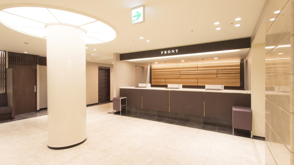 【本館】フロントカウンター