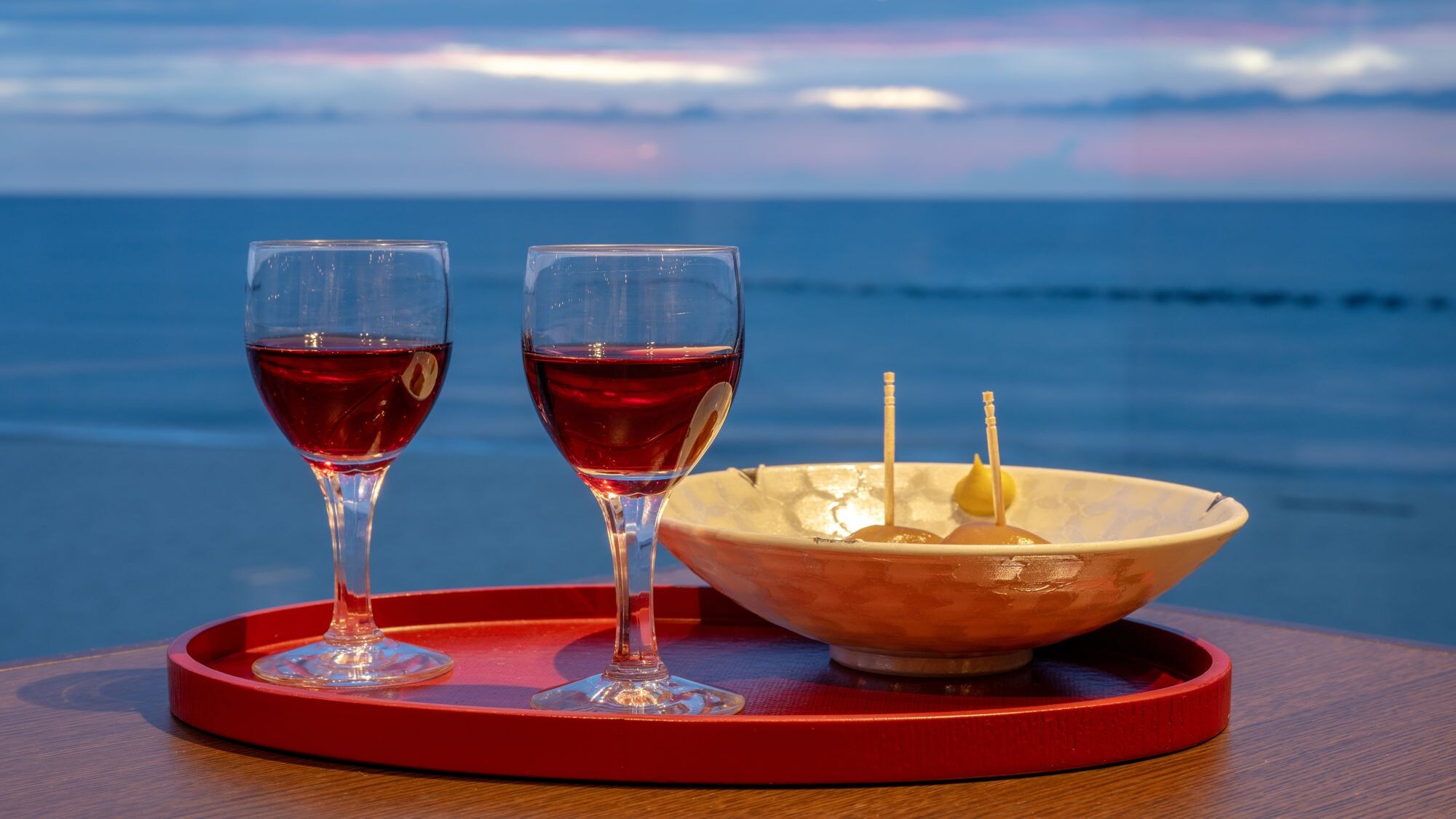 Be sure to try the wine and ball-shaped konnyaku served at dusk!