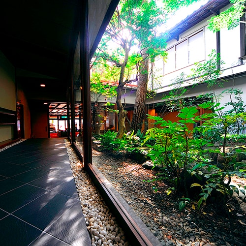 [☆ Facilities ☆] The quaint courtyard has a calm atmosphere away from everyday life.