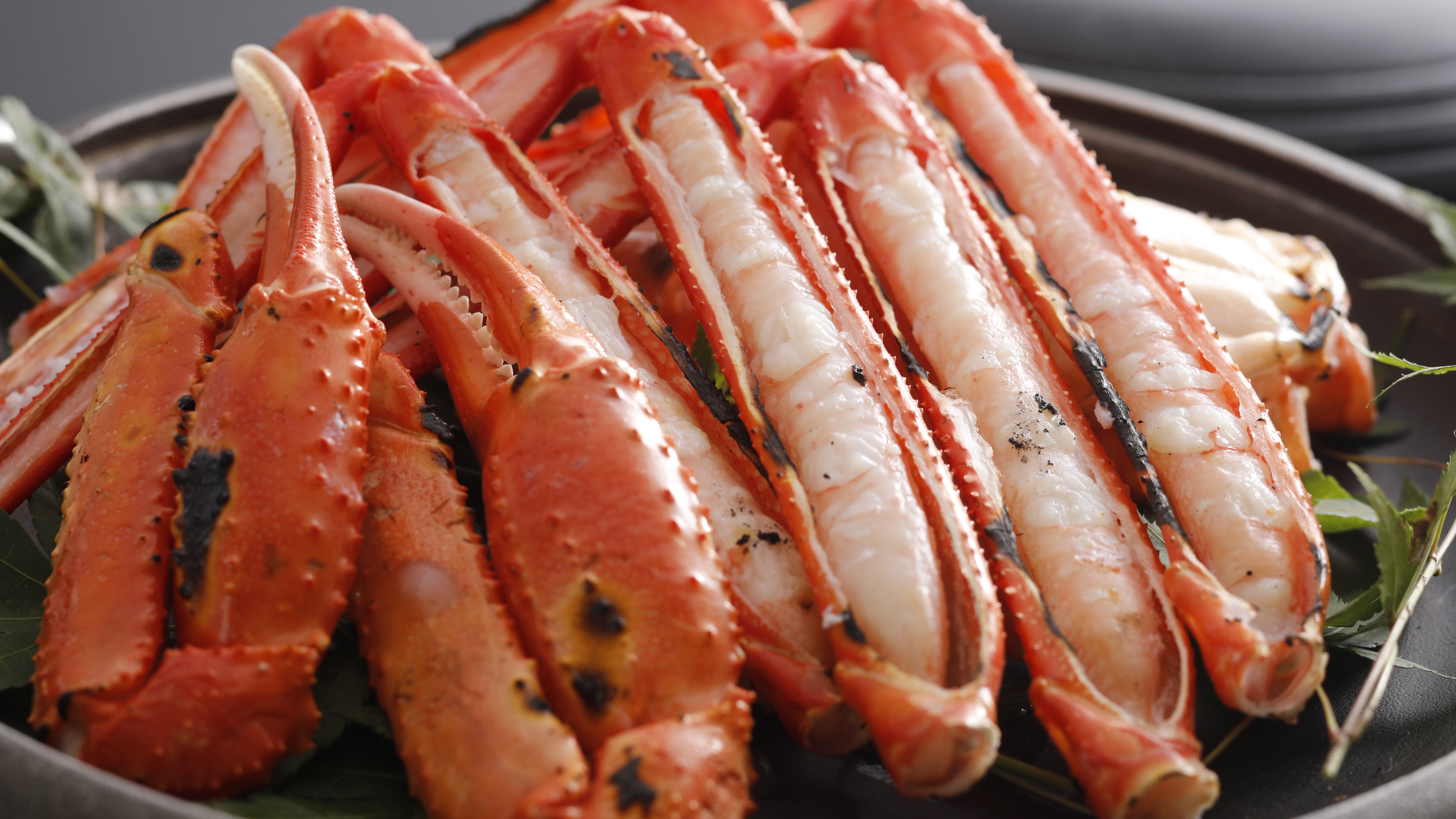 [Crab grilled on a ceramic plate] Crab grilled on a ceramic plate that confines the umami (example)