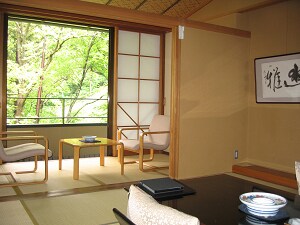 Guest rooms where you can feel the greenery of the mountains up close