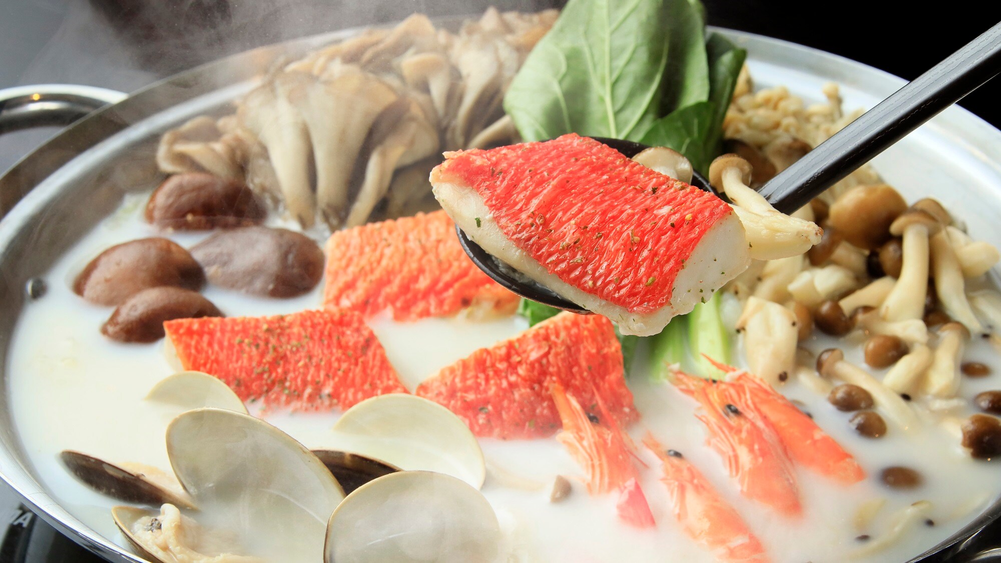 Lẩu hải sản với hương vị nhẹ nhàng, thấm đẫm vị béo ngậy và vị umami của sữa Tamba. (Ví dụ)