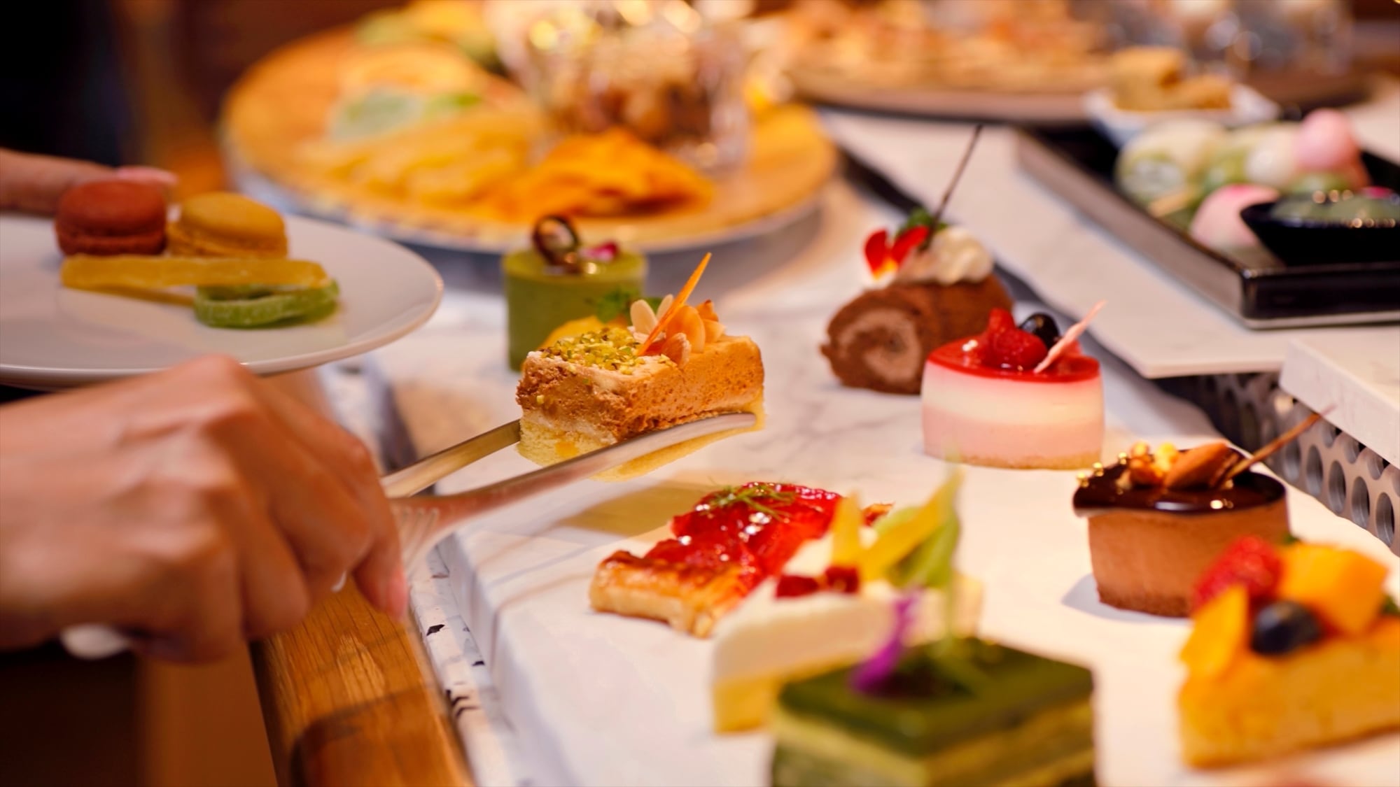 [The Club Lounge] Pastries, fruits, and more are available at the counter during tea time.