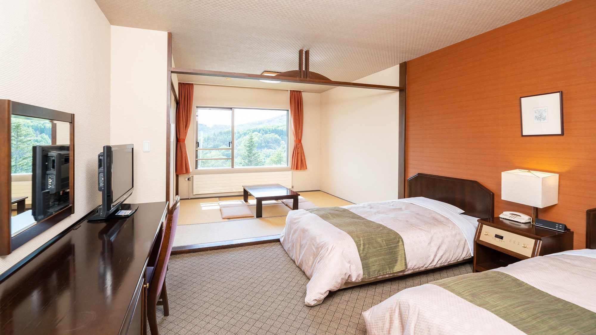 An example of a Japanese-Western style room. Relax in the tatami corner.