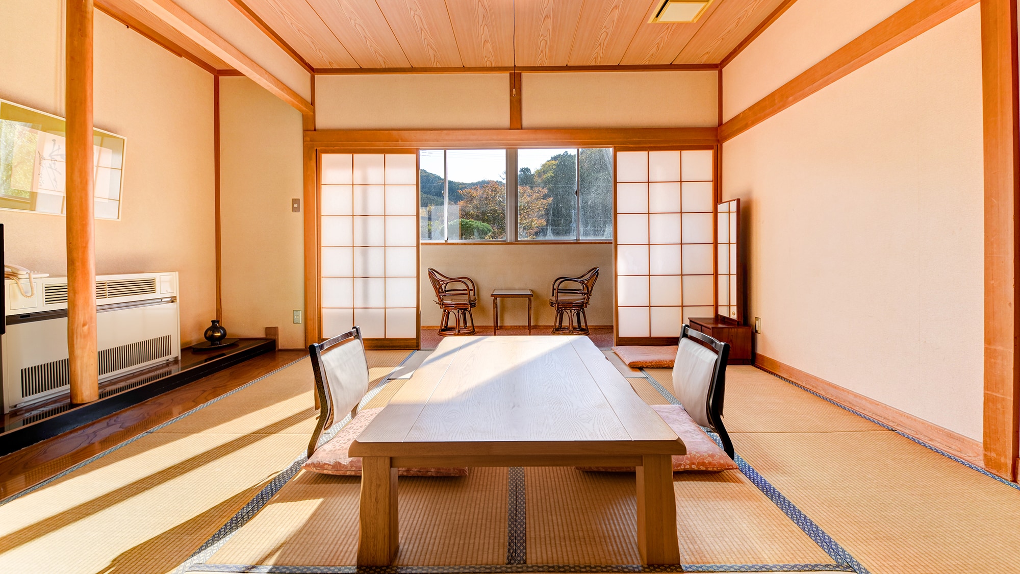 *[Garden side Japanese-style room with 10 tatami mats] You can enjoy the view of our garden and the mountains from the veranda.