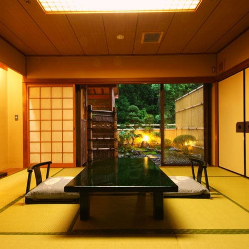 [Example of deluxe guest room] It will be a spacious Japanese-style guest room with two consecutive rooms. Please use it with your family or group.