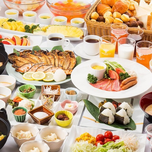 Image of a breakfast buffet with Japanese and Western dishes