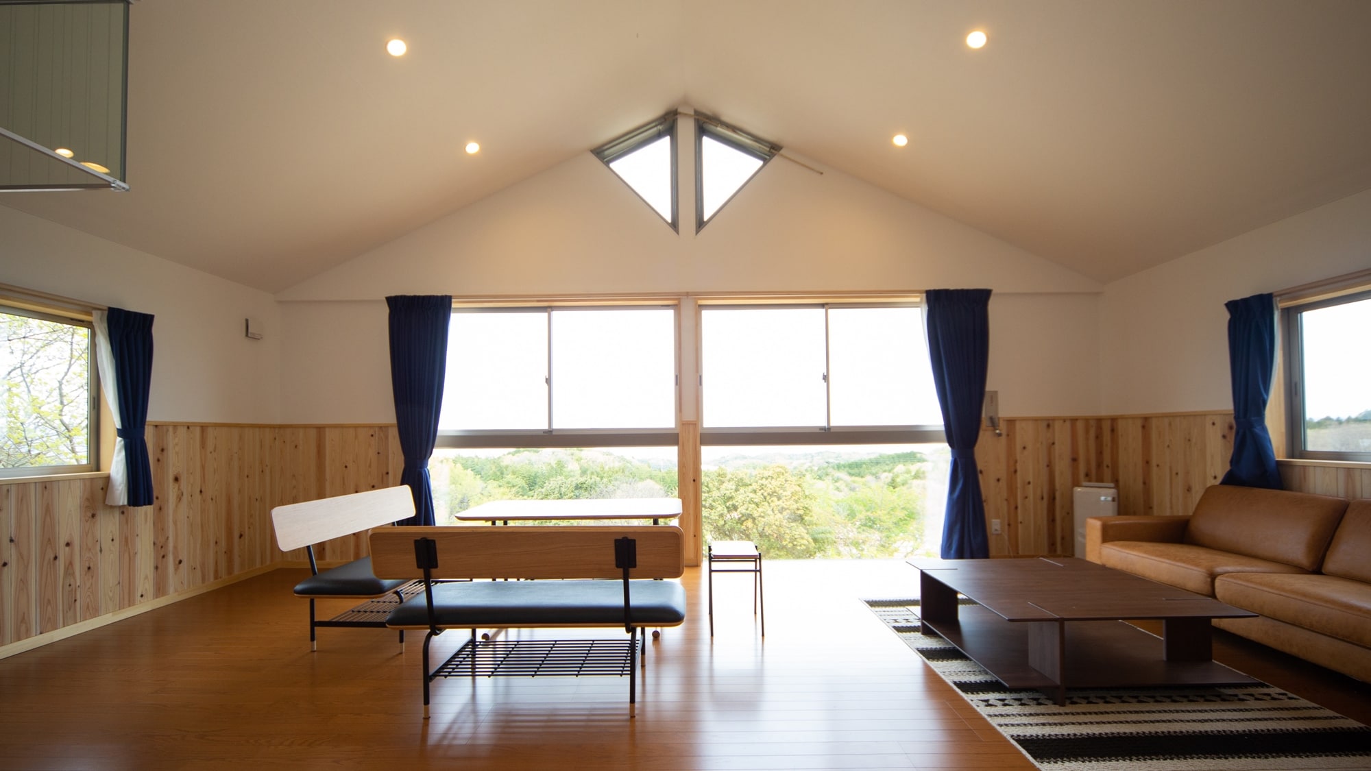 * [湖景小屋]客厅安装了大窗户。您可以一边眺望宍道湖，一边度过平静的时光。