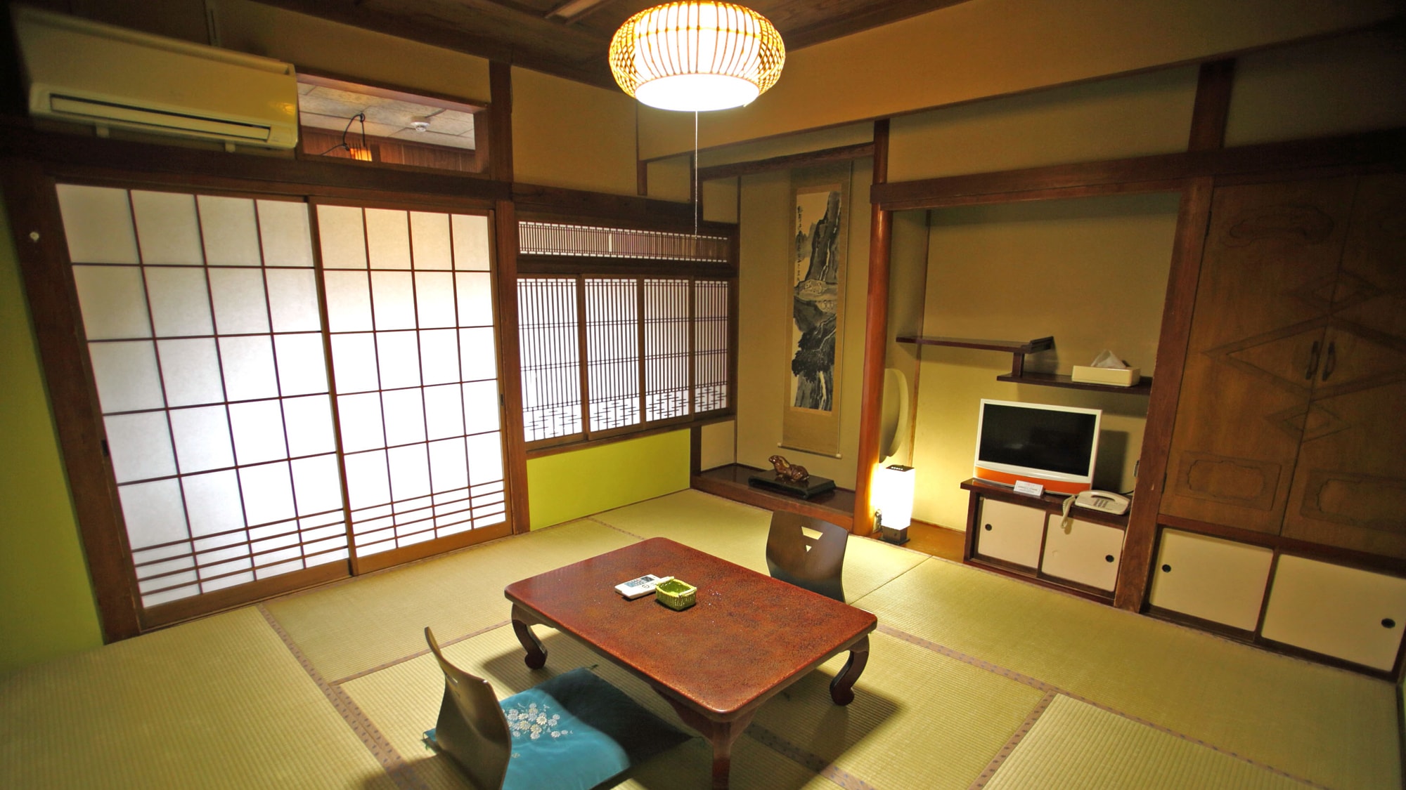 *An example of an 8 tatami Japanese-style room. This room has a wide veranda and exudes a nostalgic feel.