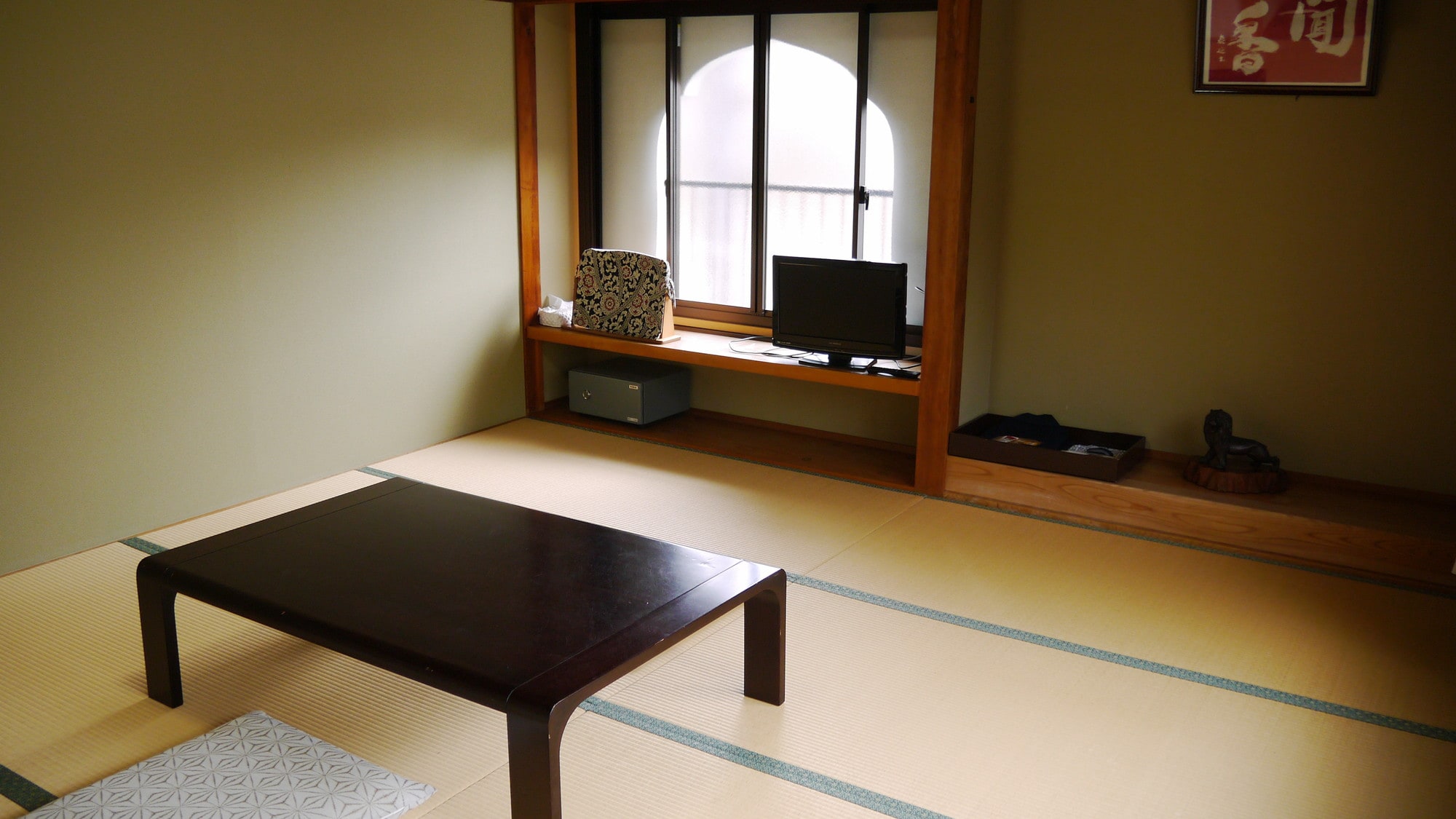 Japanese-style room 8-10 tatami mats [without bath and toilet] An example of a guest room