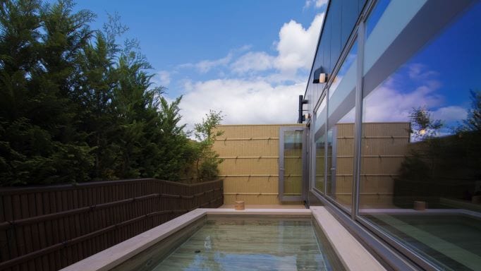 Top floor hot spring large communal bath, open-air bath in the daytime