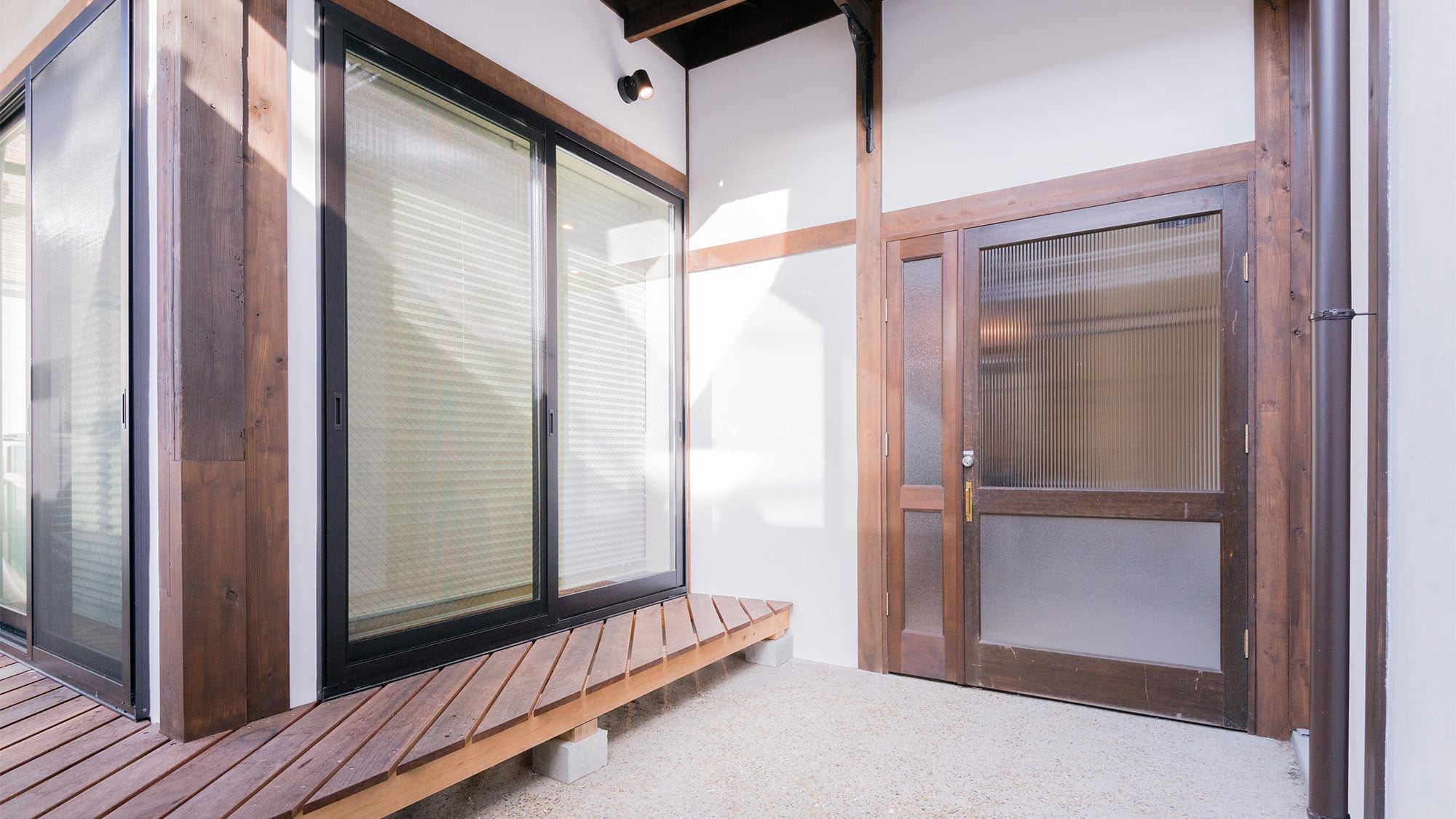 ・The entrance to the building is on the right. It is a bright entrance with retro frosted glass.